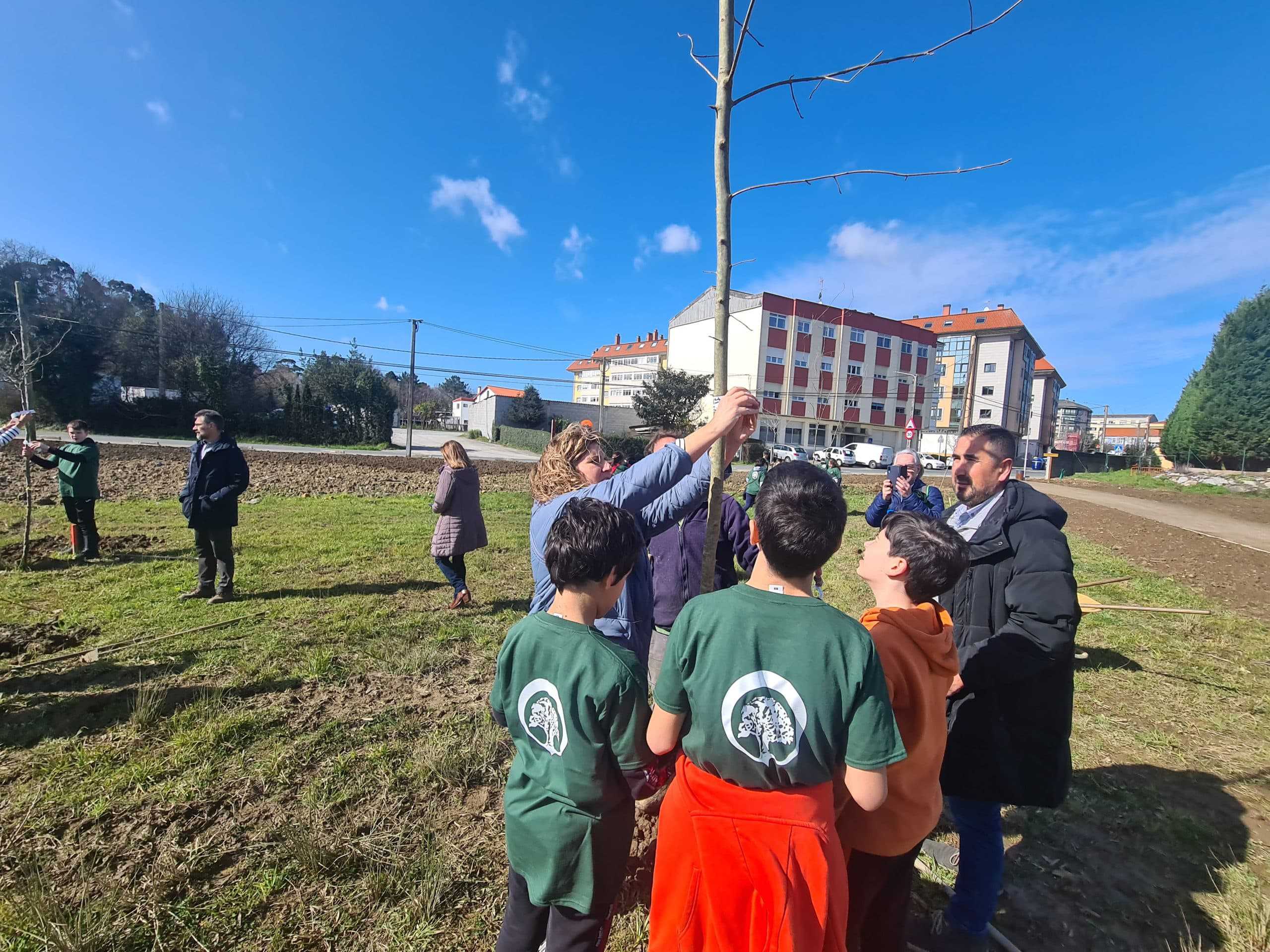 La alcaldesa, Marián Ferreiro, y el edil de Parques y Jardines, Ibán Santalla, participaron en la plantación junto con representantes de la firma Cementos Tudela Veguín