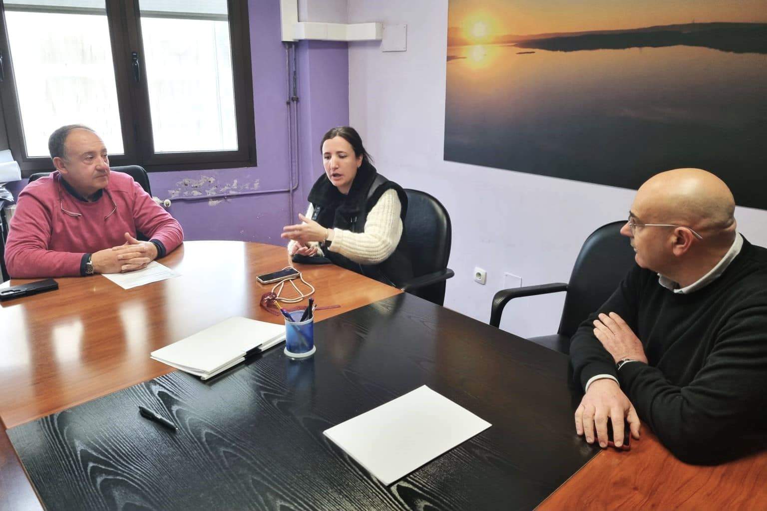 O alcalde, Alberto González, e o concelleiro de Servizos, Benito Vega, durante a reunión de traballo con Iria Saavedra, da directiva da Asociación Cometa e veciña da localidade
