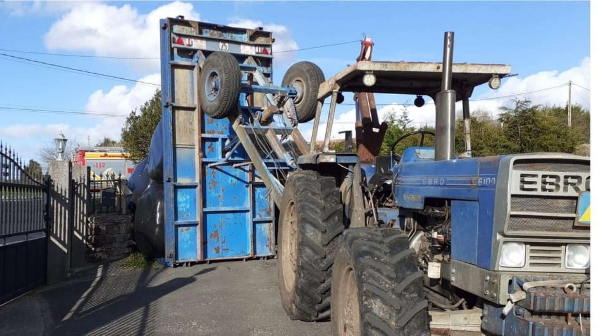 El tractor accidentado en Vimianzo | ADC BOMBEIROS COSTA DA MORTE