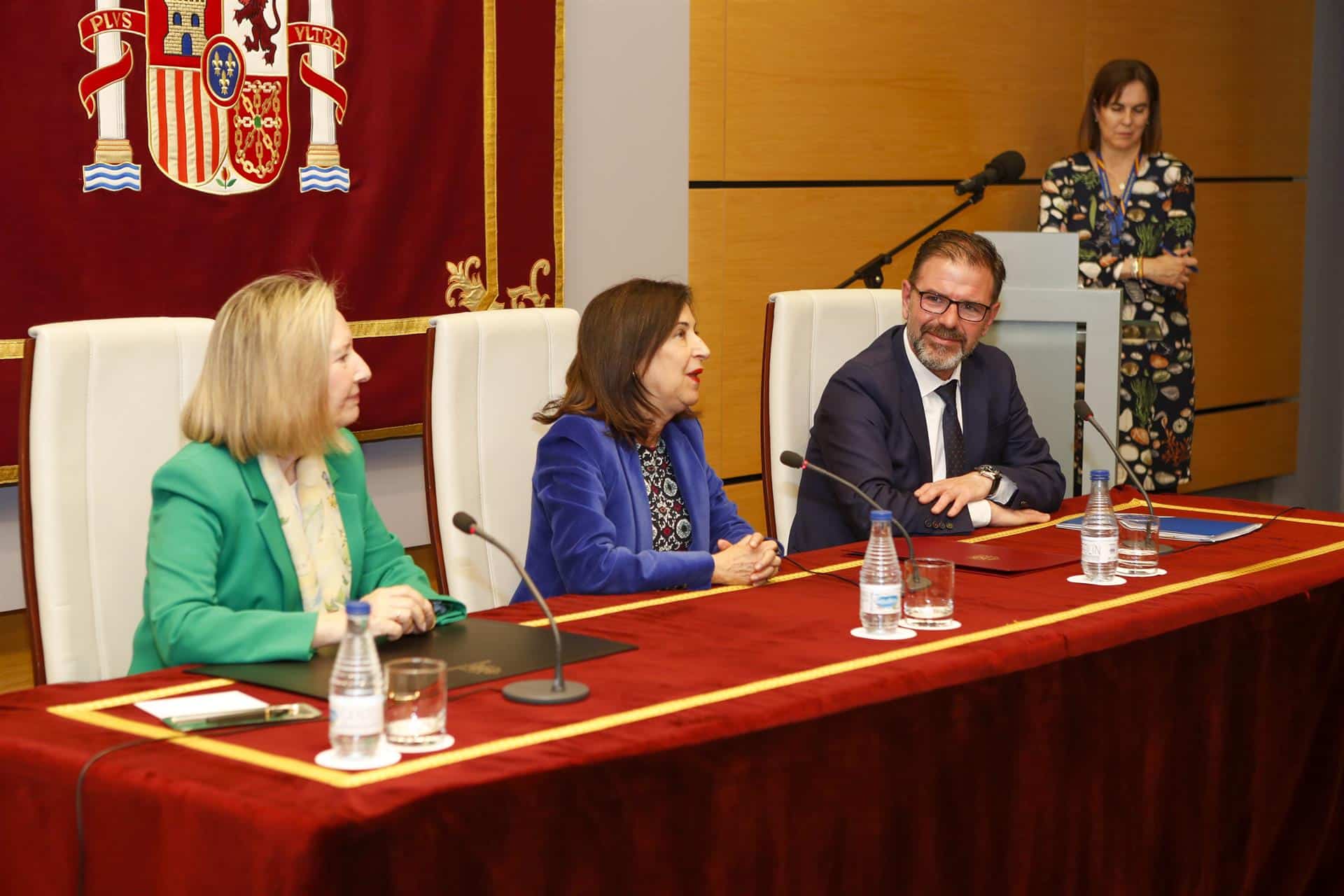 La ministra de Defensa, Margarita Robles, junto a la secretaria de Estado de Defensa, Amparo Valcarce, y el alcalde de Ferrol, Ángel Mato - RUBEN SOMONTE/DEFENSA