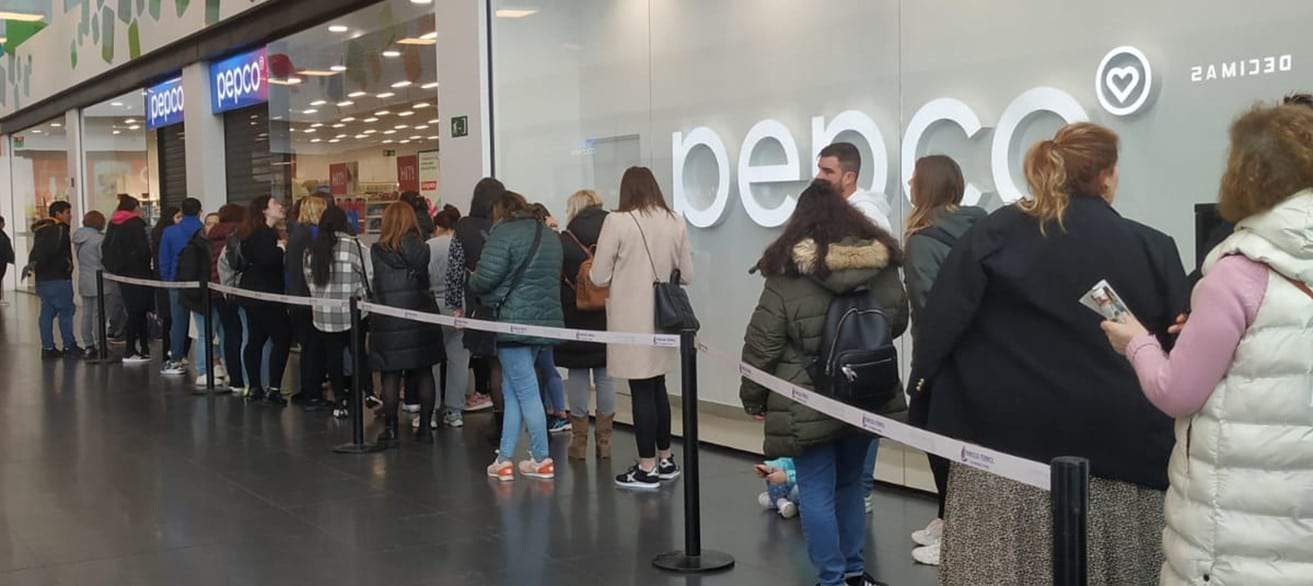 Cientos de personas hicieron cola para asistir a la inauguración del nuevo local