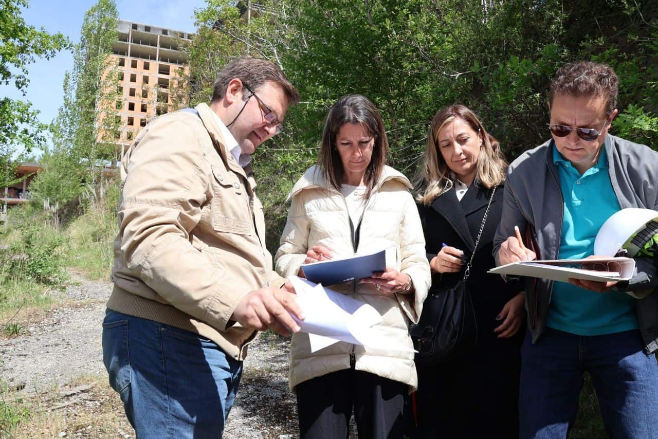 210423-Imaxe-da-sinatura-da-acta-de-replanteo-para-a-demolición-do-Garañón_-esta-mañá