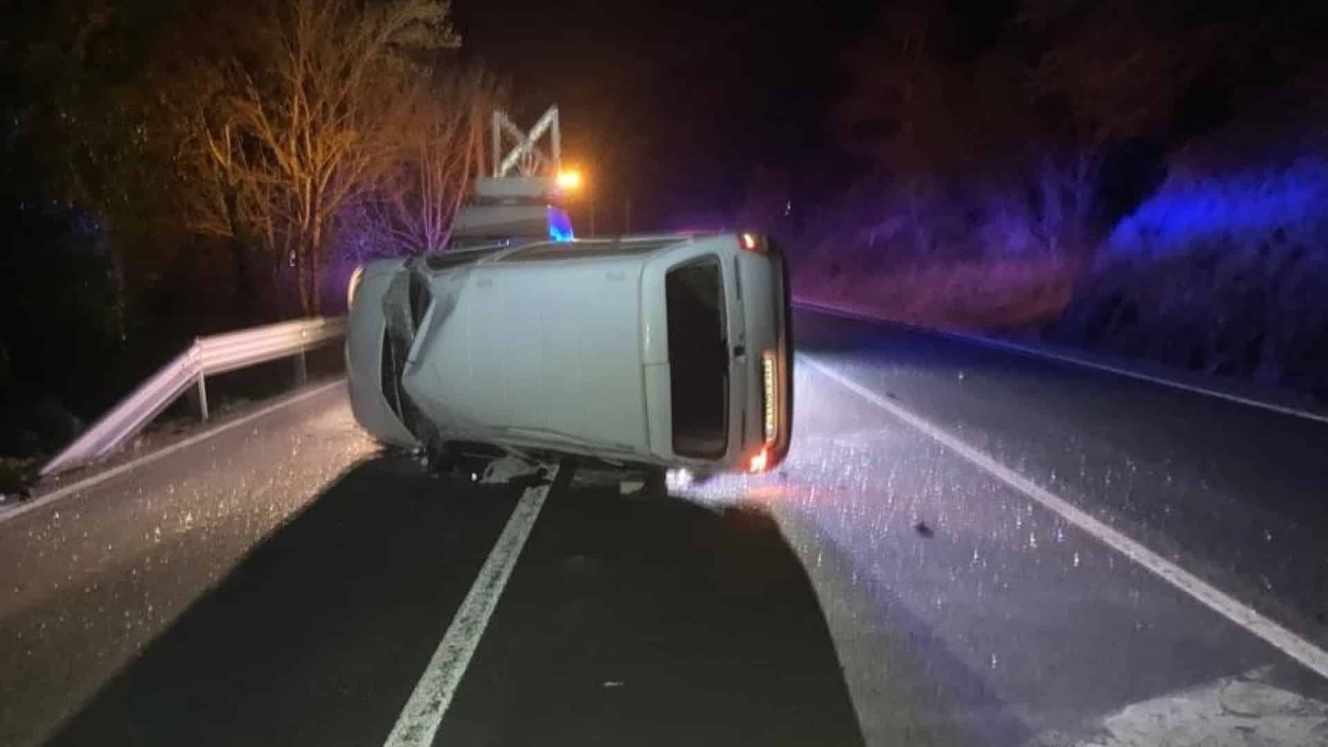 El vehículo volcado en la N-VI a su paso por Baralla | GUARDIA CIVIL