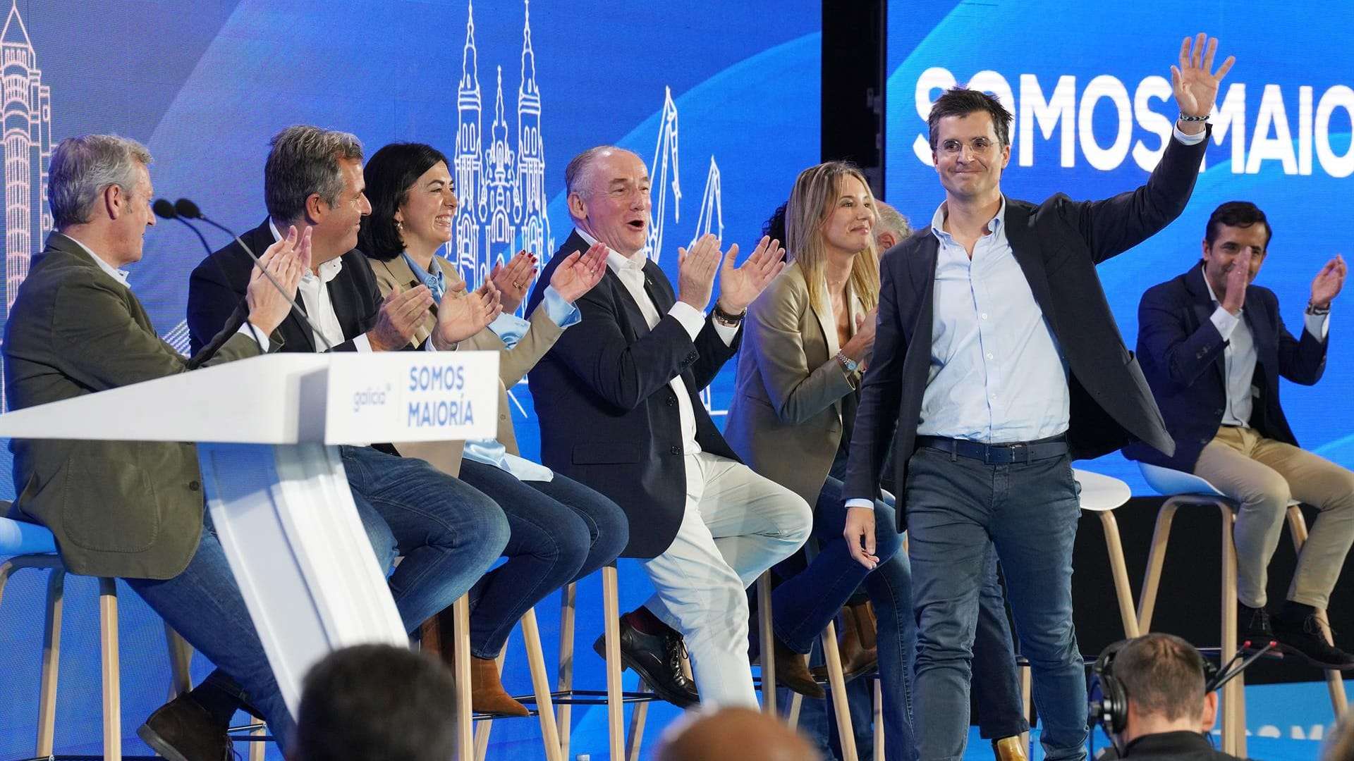 El candidato del PP en Santiago, Borja Verea , saluda en un acto del PPdeG donde han presentado la alineación de los siete candidatos para las alcaldías de las ciudades de Galicia | EP