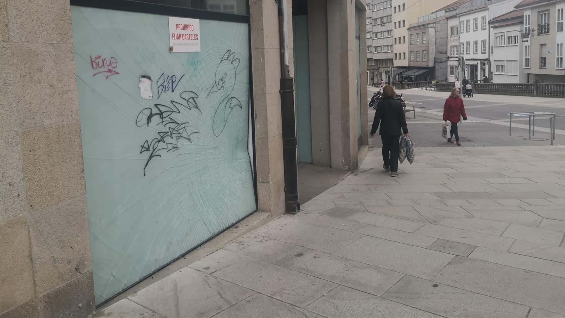 Imagen de la pared contra la que impactó la furgoneta que atropelló a un hombre en Concheiros, en Santiago de Compostela | EP