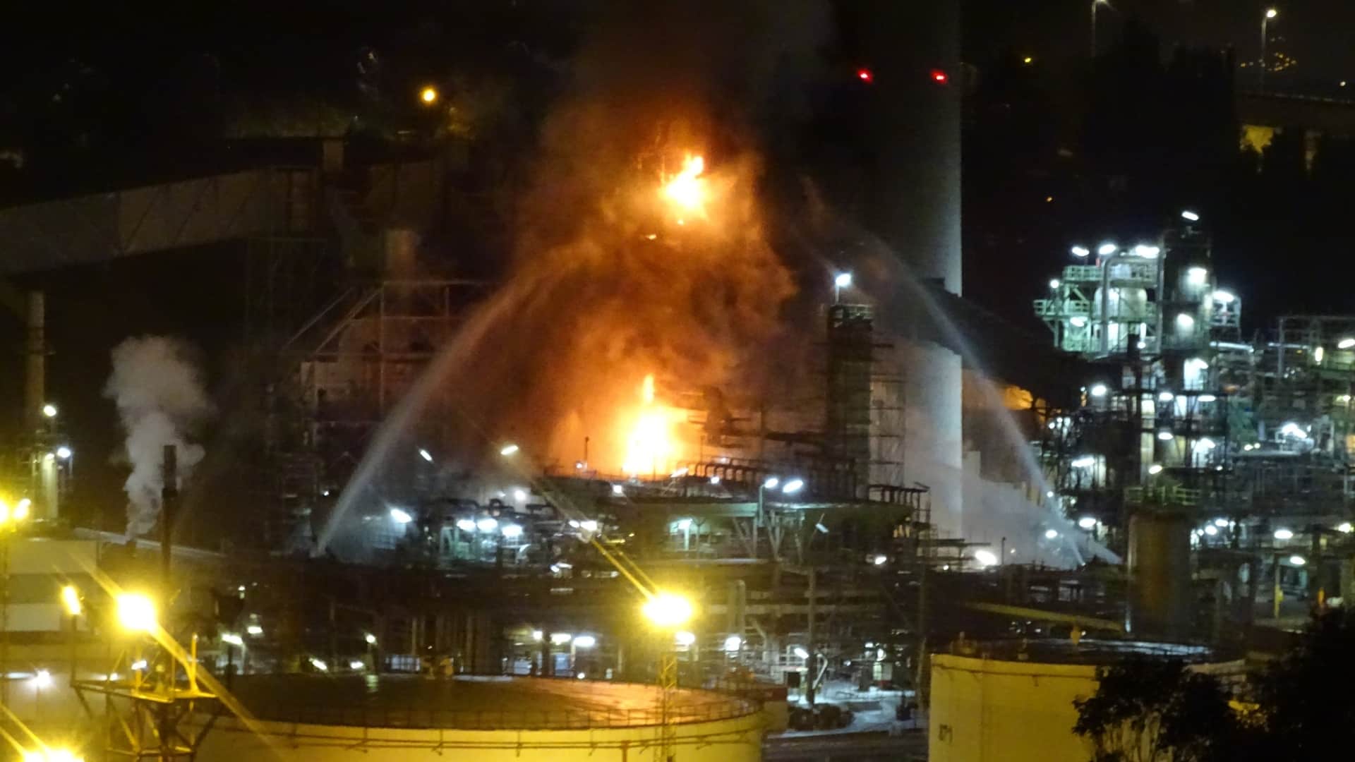 El incendio en la refinería de Repsol de A Coruña | @ELOYTP