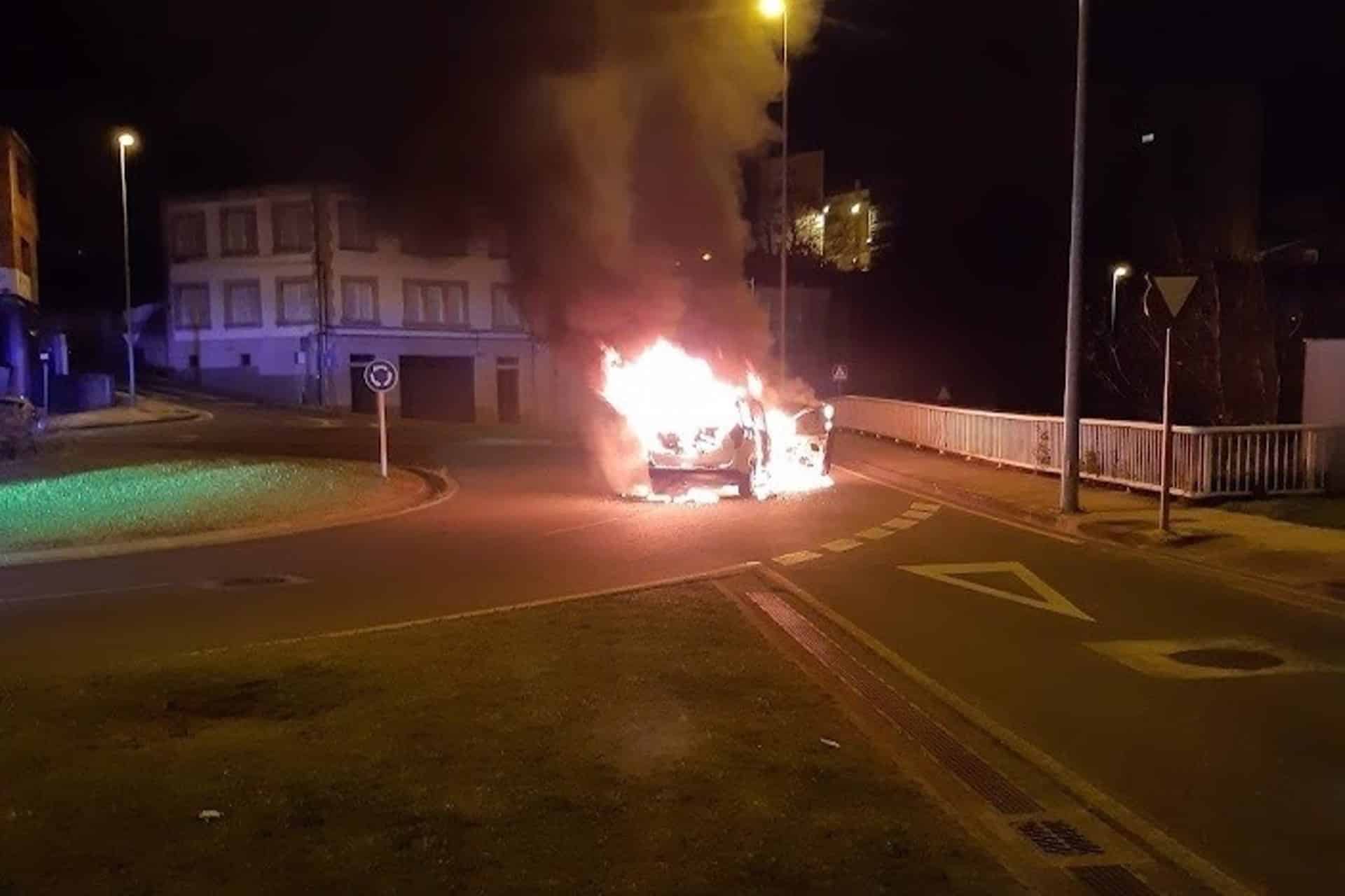 Un vehículo arde en llamas en la calle Serra de Meira de Lugo | Policía Local de Lugo