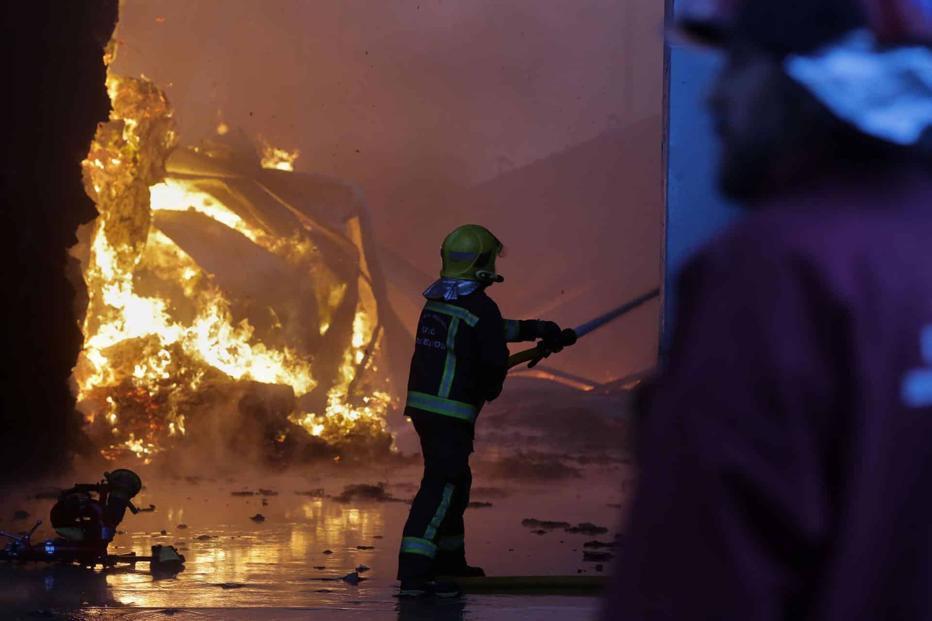 Un equipo de bomberos trabaja durante un incendio en una nave de reciclaje en el polígono industrial Sete Pontes | EP