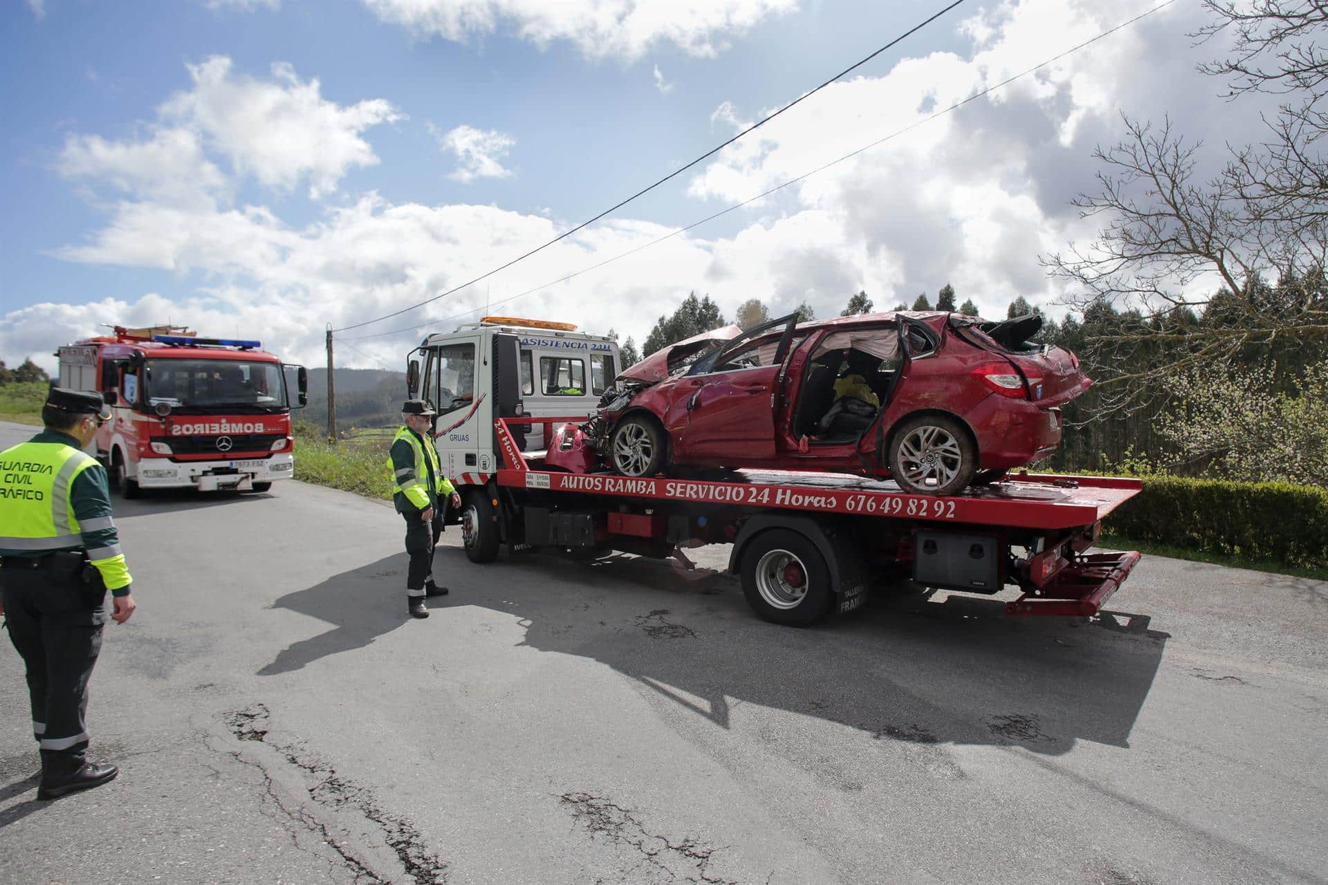 Retirada del coche siniestrado en el accidente de Xove | EP