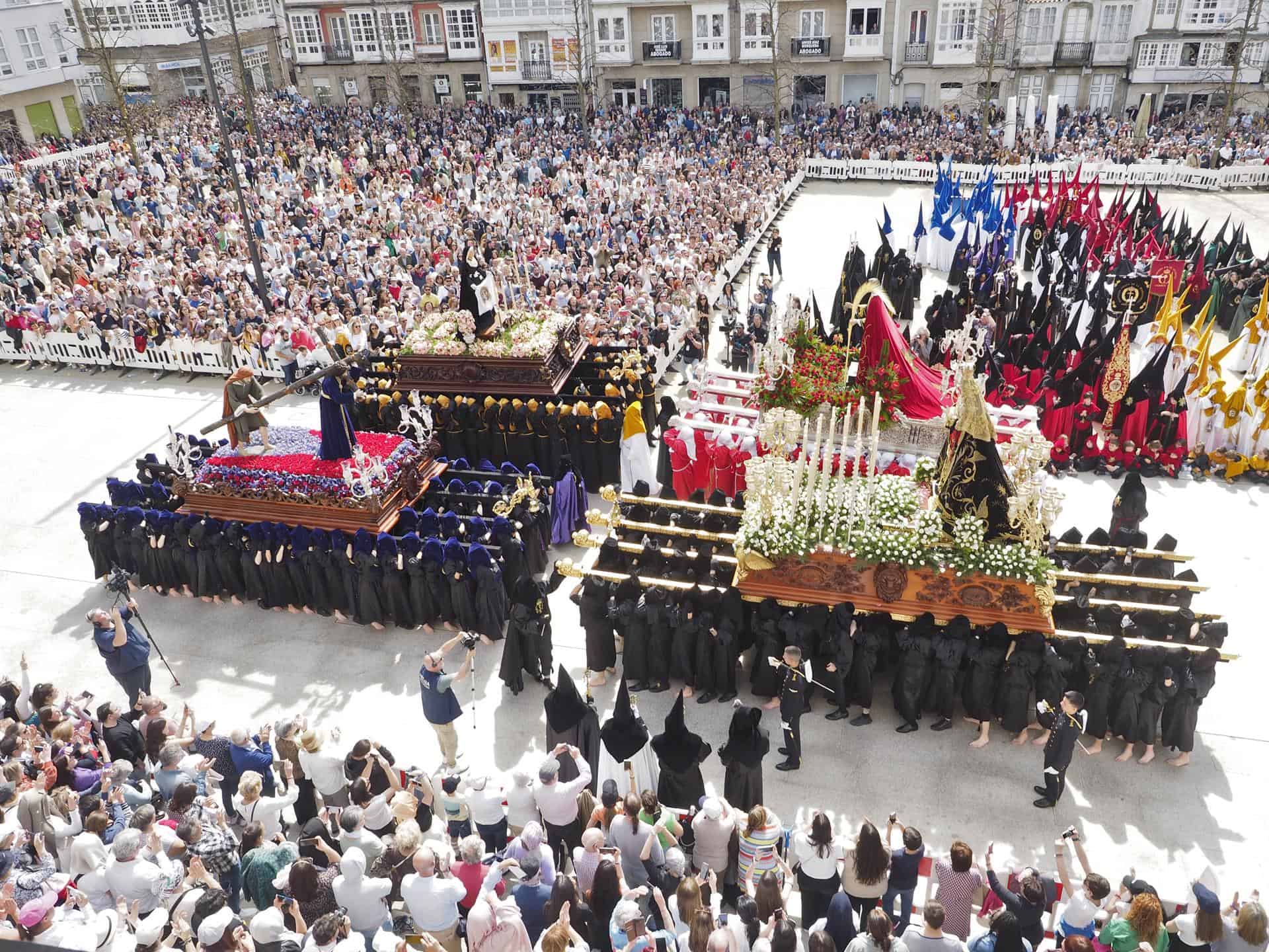 Los pasos de la Verónica, el Nazareno, el San Juan y la Virgen de los Dolores durante la procesión del Santo Encuentro, a 7 de abril de 2023, en Ferrol, A Coruña - Raúl Lomba - Europa Press