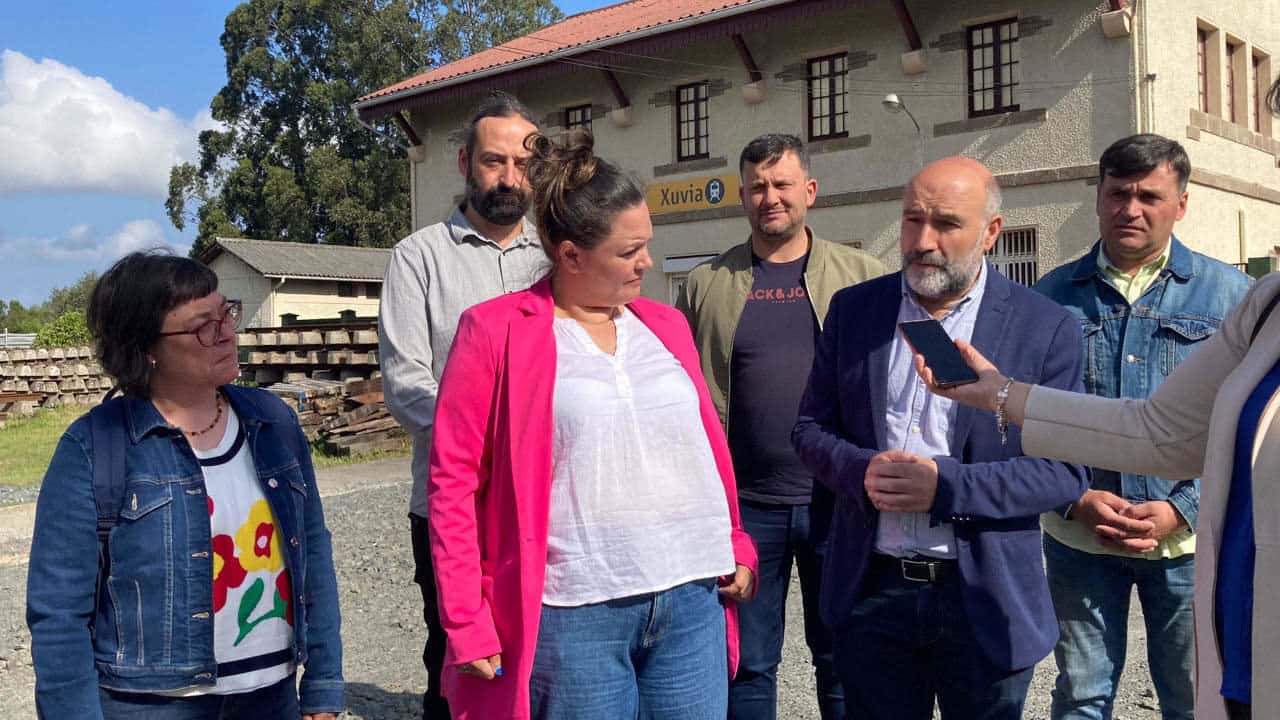 Rego y Ledo durante su visita a la estación de tren de Xubia