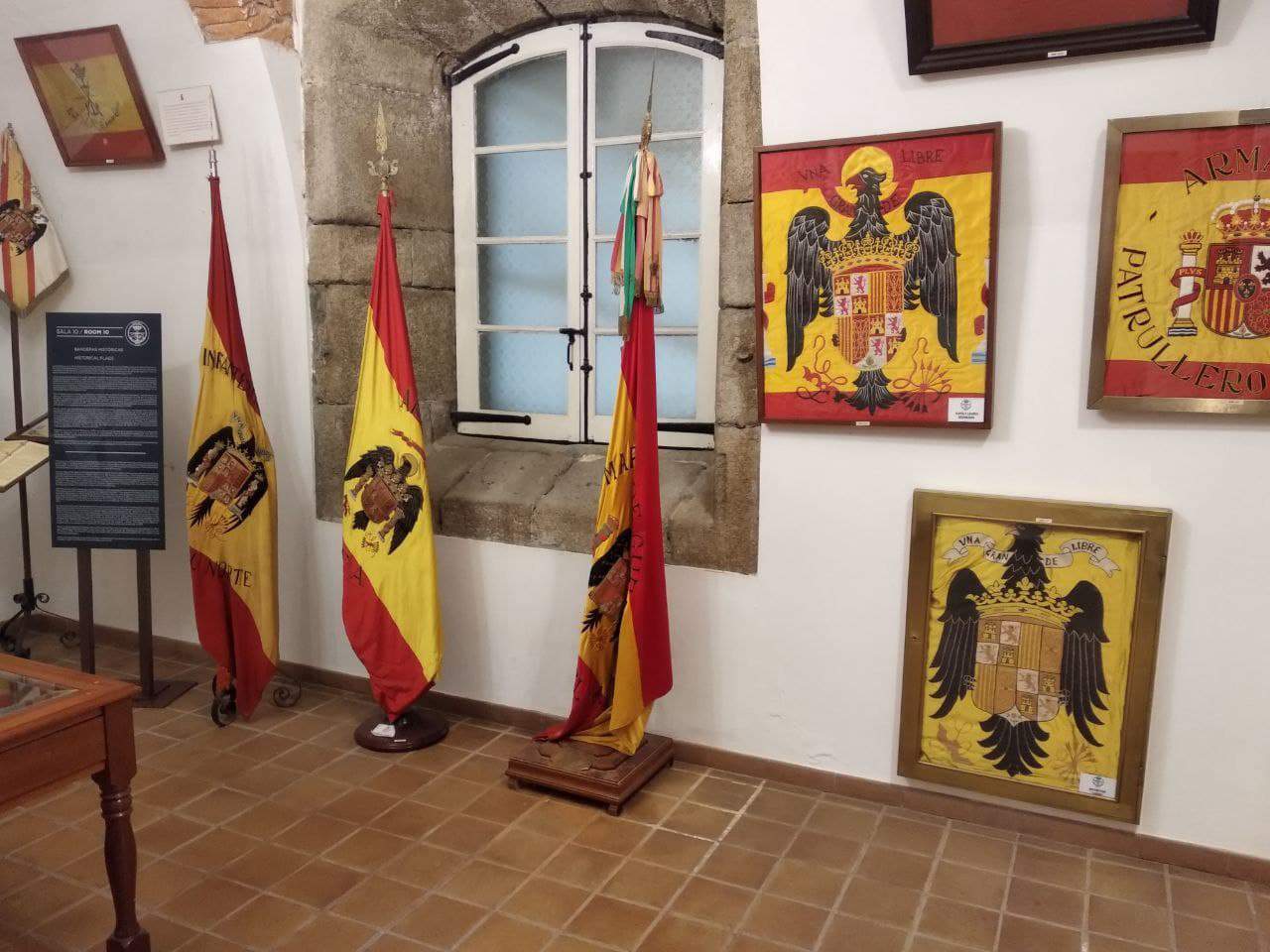 Sala con insignias franquistas en el Museo Naval de Ferrol