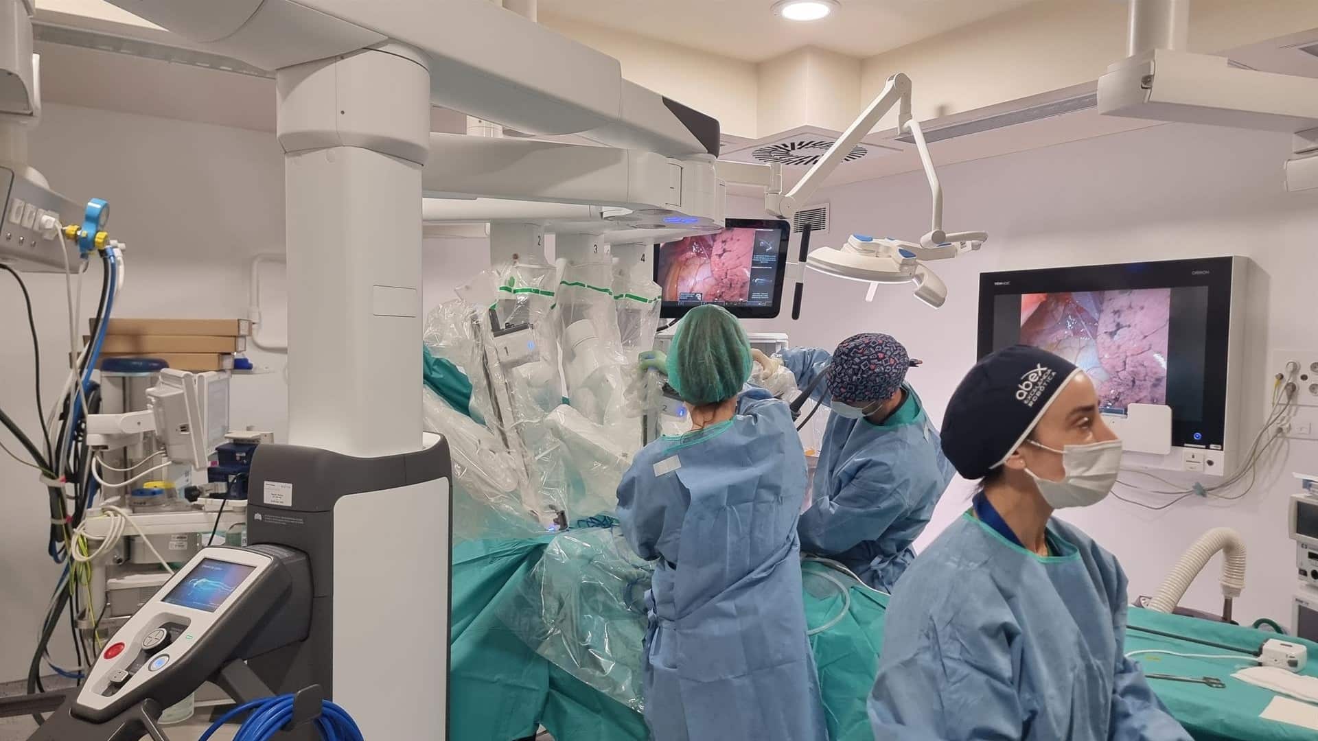 El equipo de cirugía general del Hospital Universitario de A Coruña operando con el robot Davinci | CHUAC