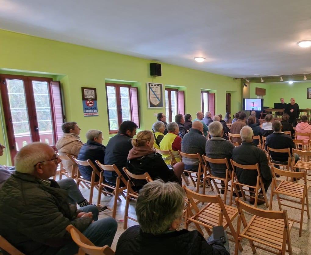 Reunión informativa cos veciños de Valdoviño sobre o parque eólico