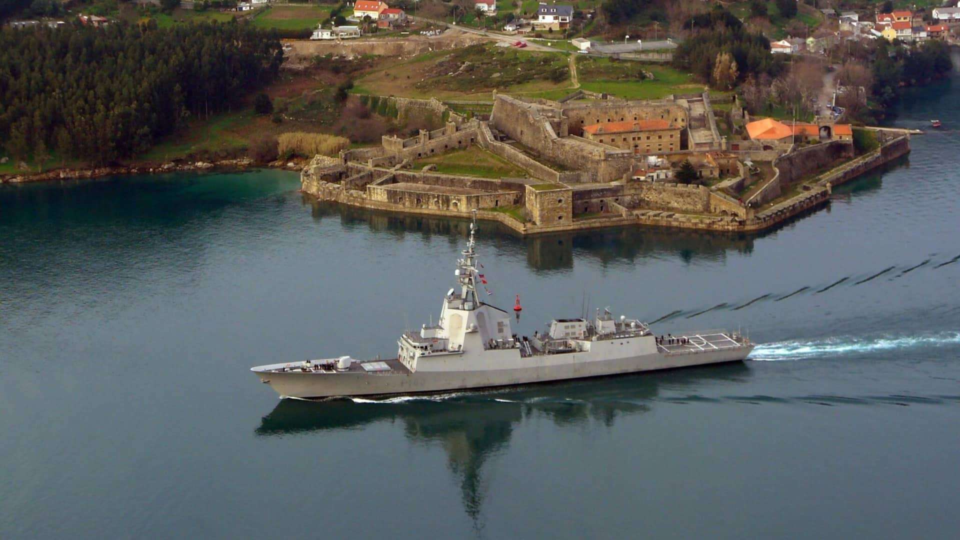 La fragata Blas de Lezo frente al Castillo de San Felipe | ARMADA ESPAÑOLA