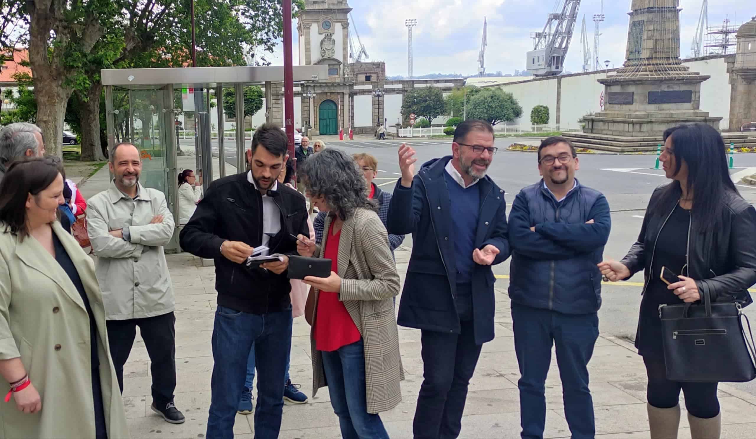 Visita del candidato a la Alcaldía de Ferrol, Ángel Mato, a la parada de la plaza de Galicia