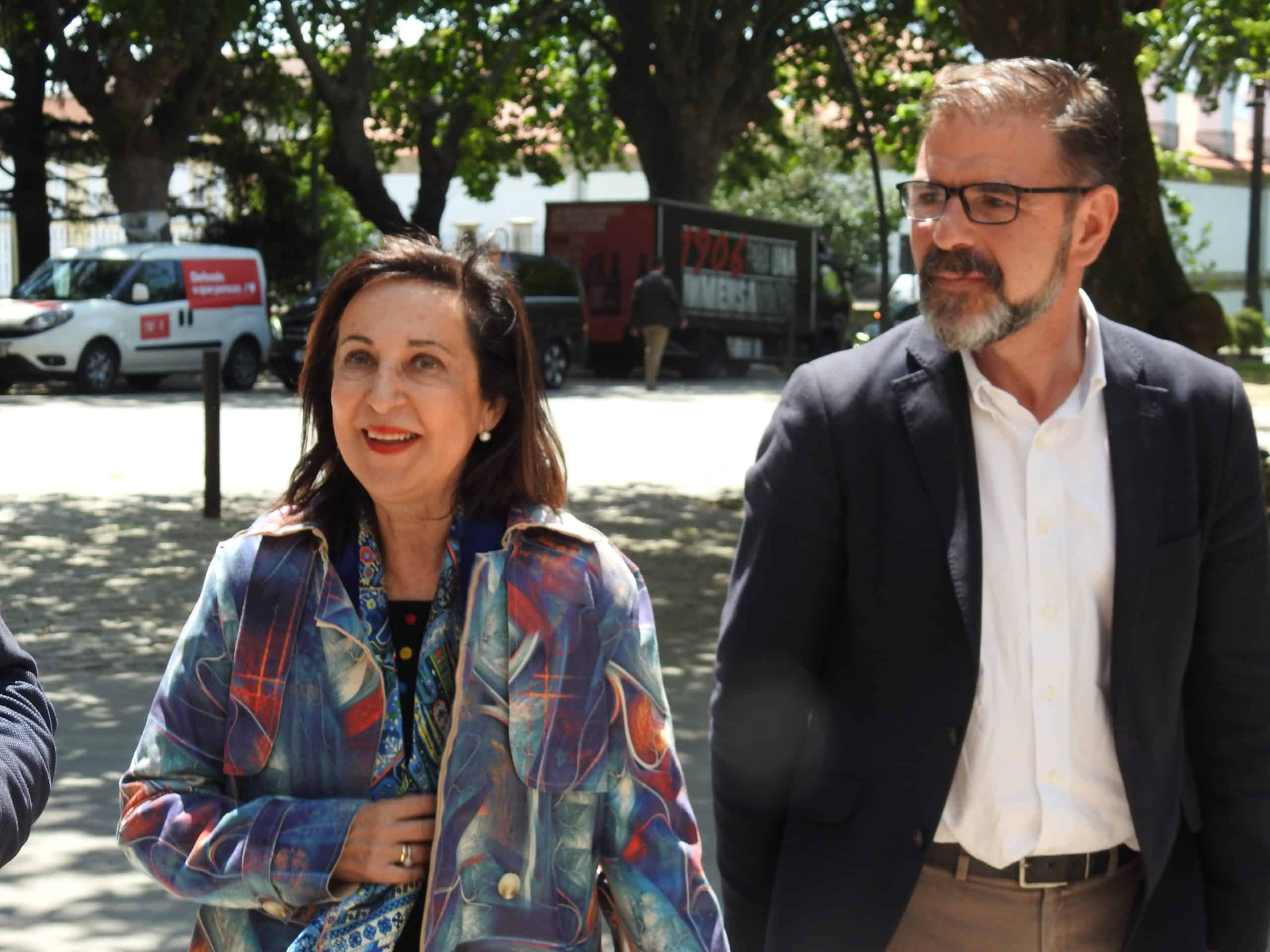 La ministra de Defensa visitó la ciudad y recorrió la muralla del Arsenal militar de Ferrol junto al actual alcalde y candidato del PSOE