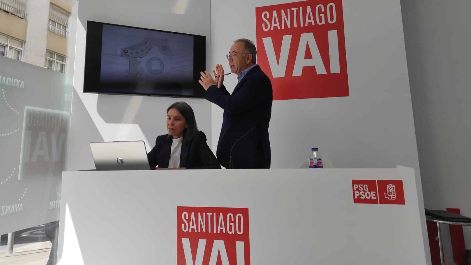 El alcalde y candidato socialista a la reelección, Xosé Sánchez Bugallo, y la concelleira de Urbanismo, Mercedes Rosón | EP