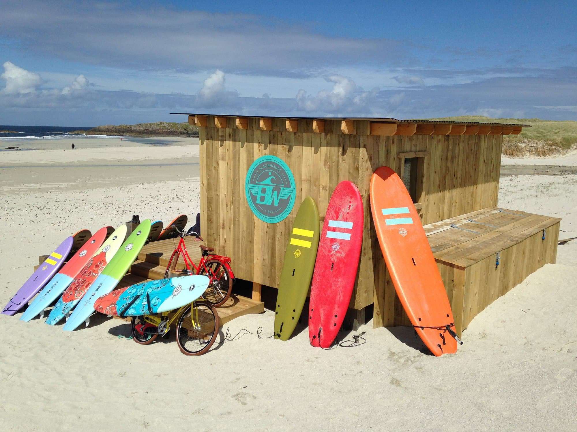 Archivo - Caseta de alquiler de tablas de surf