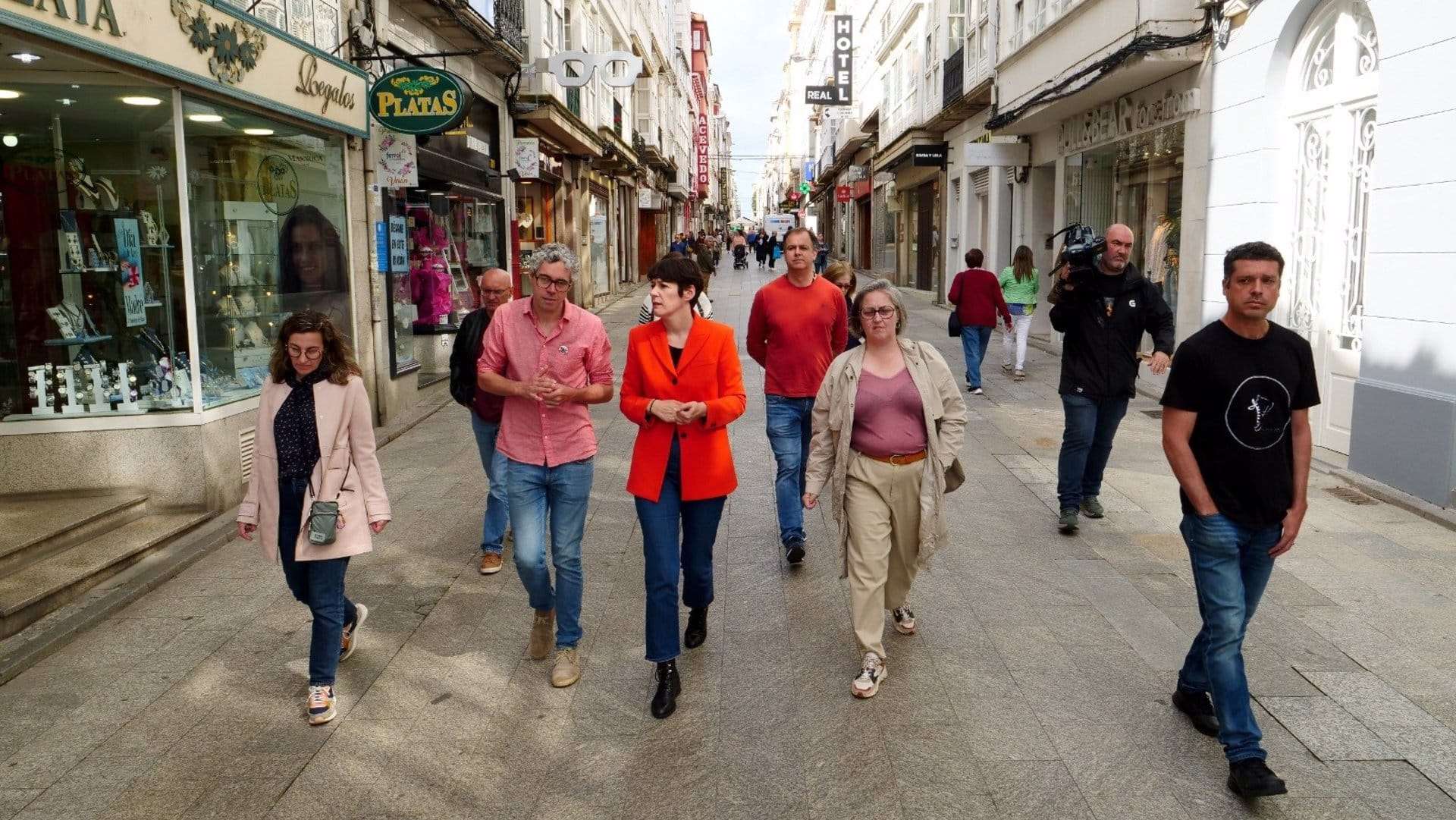 La portavoz nacionalista visitó el barrio de A Magdalena con varios de los integrantes de la lista del BNG