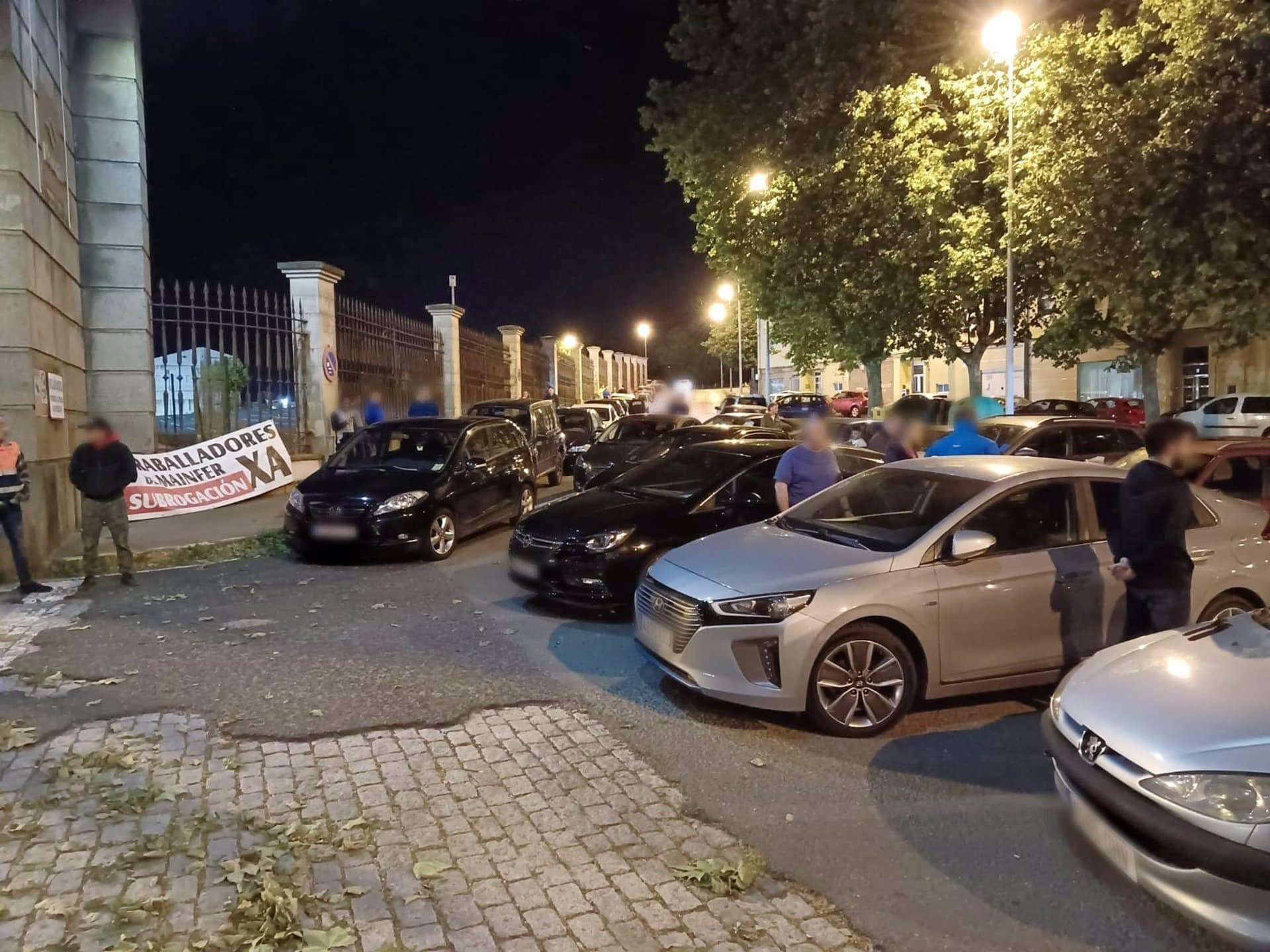Vehículos ante las instalaciones de Navantia en Ferrol, sin poder entrar debido a una protesta de operarios de la auxiliar Mainfer. - EUROPA PRESS
