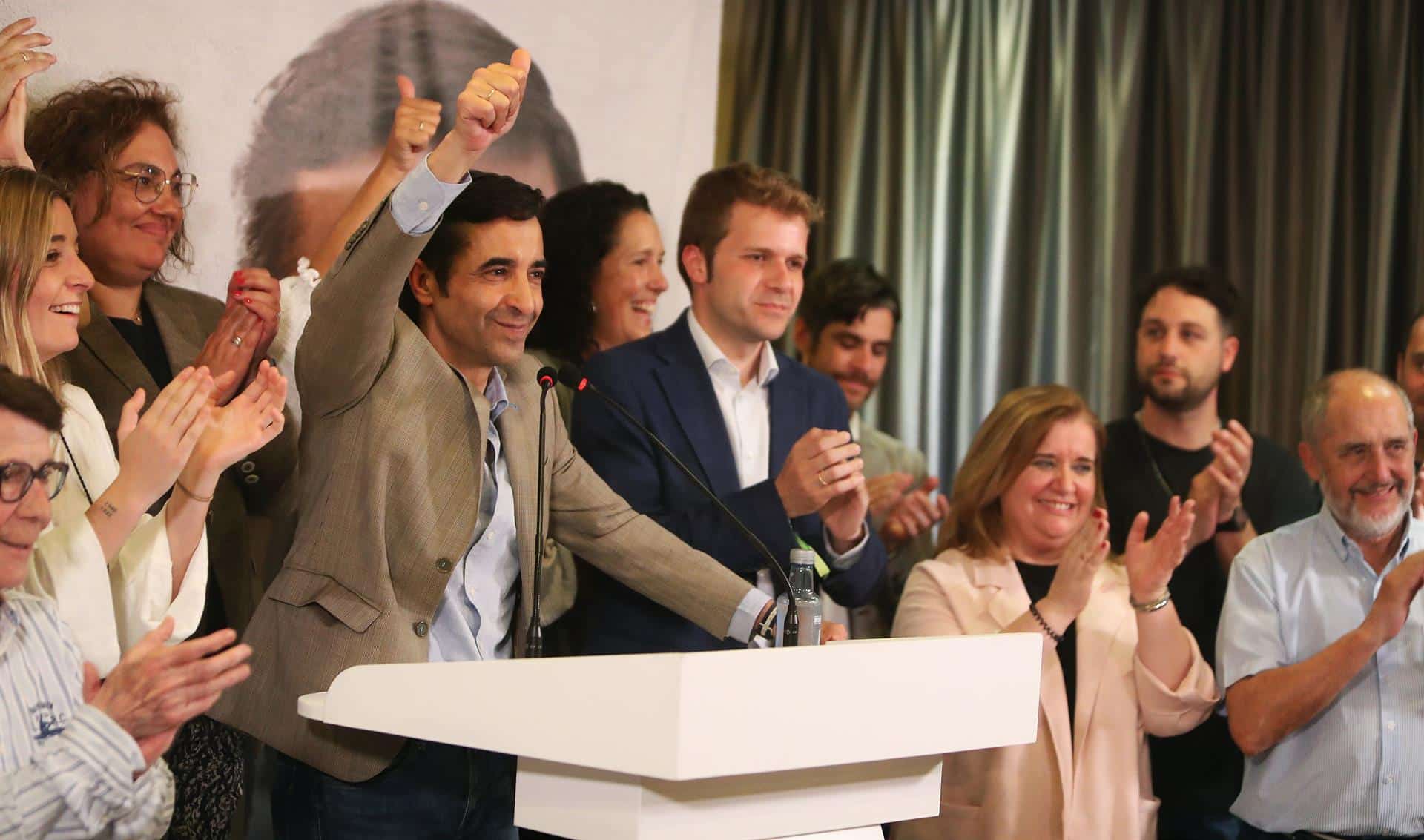 El candidato del PP a la Alcaldía de Ferrol, José Manuel Rey Varela (i), saluda tras el seguimiento de la jornada electoral en el Hotel Almirante | RAÚL LOMBA -EP