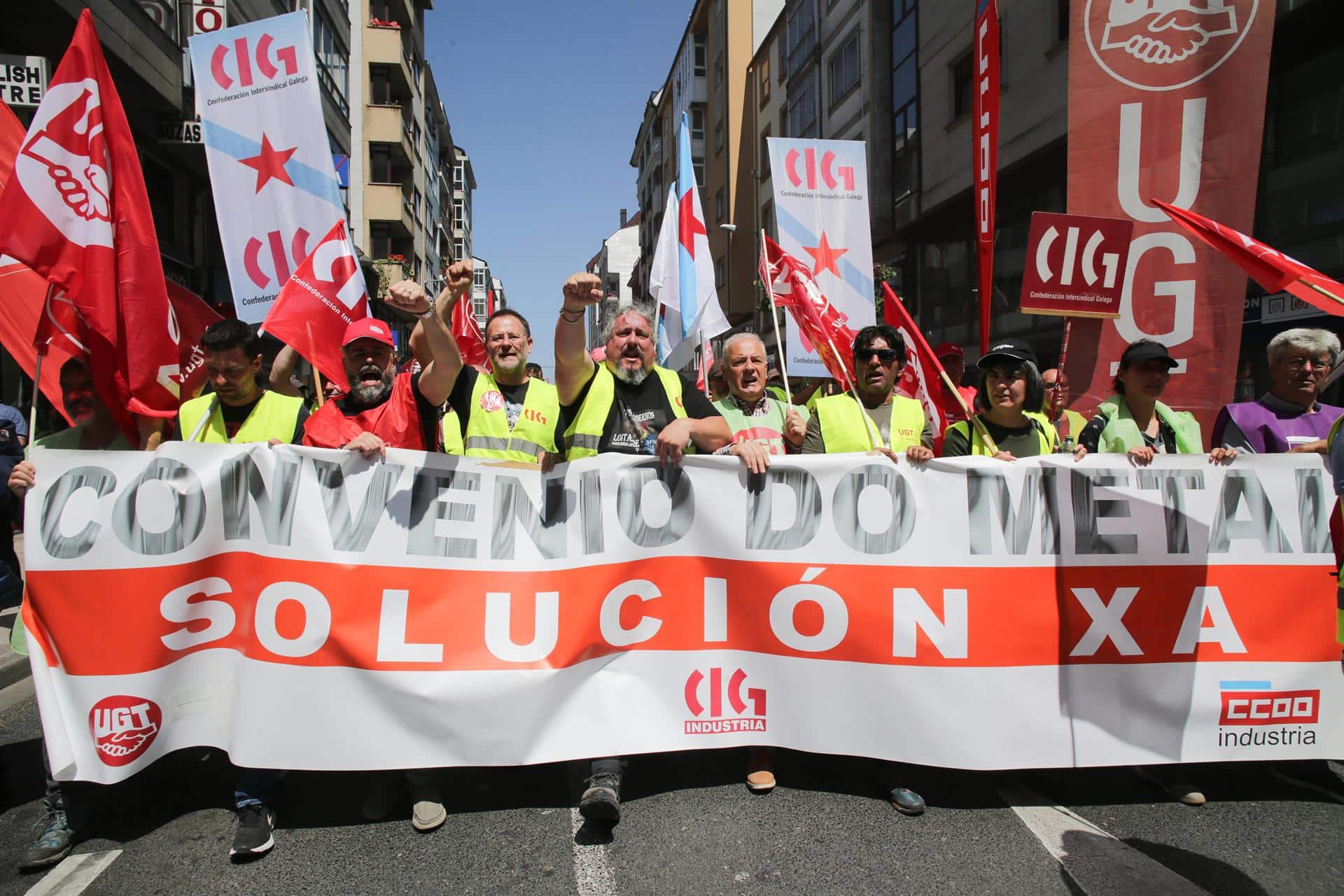 Trabajadores del sector del metal sujetan una pancarta durante la tercera jornada de la huelga del metal, a 25 de mayo de 2023 | EP