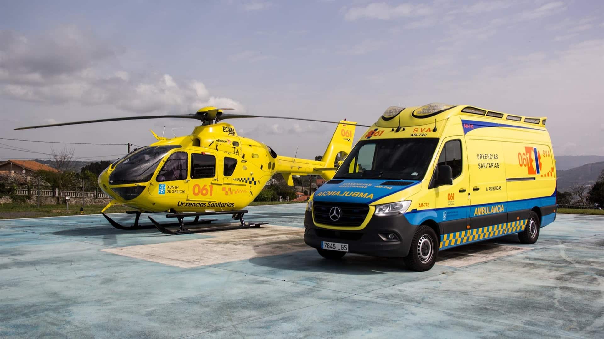 Imagen de archivo de helicóptero y ambulancia de Urxencias Sanitarias 061 Galicia | 061-112