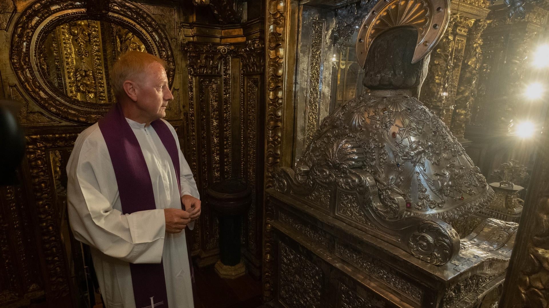 Un sacerdote alemán se convierte en el primero en dar un abrazo al Apóstol tras la reapertura del camarín | EP