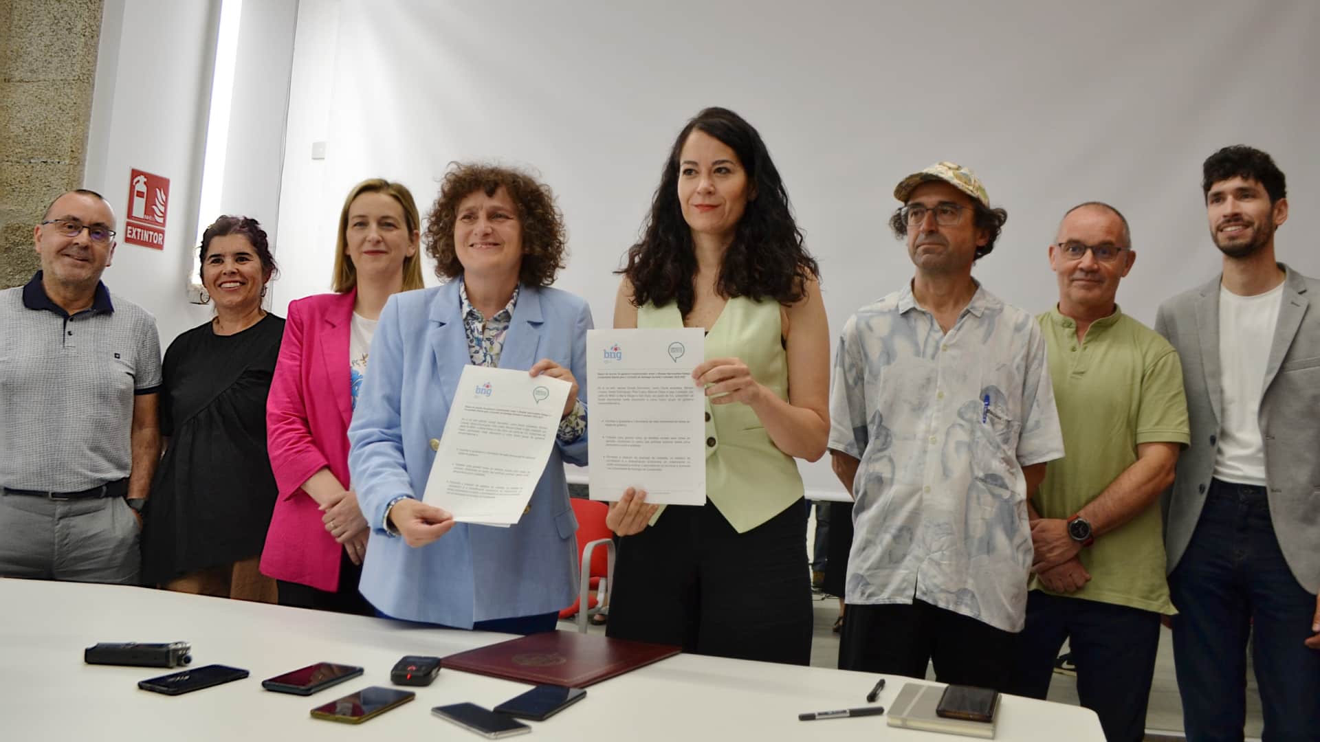 Goretti Sanmartín y María Rozas finando el acuerdo de Gobierno entre BNG y Compostela Aberta | BNG