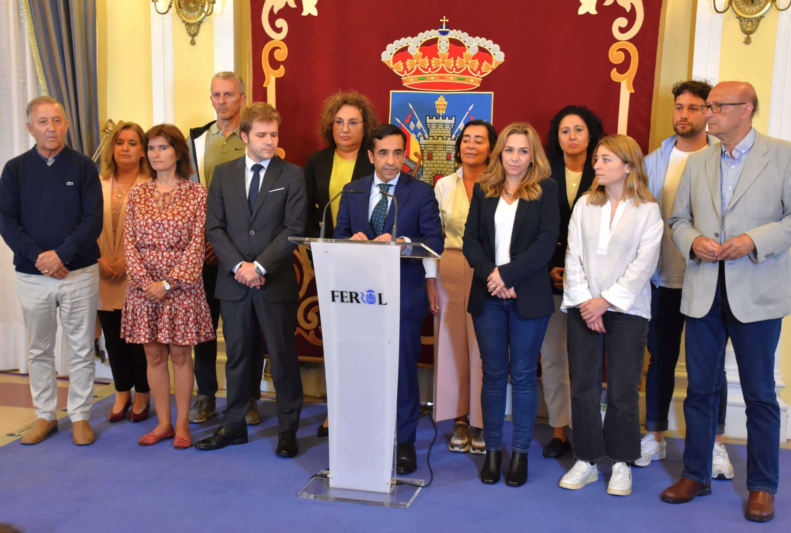 El popular José Manuel Rey Varela junto a sus doce concejales
