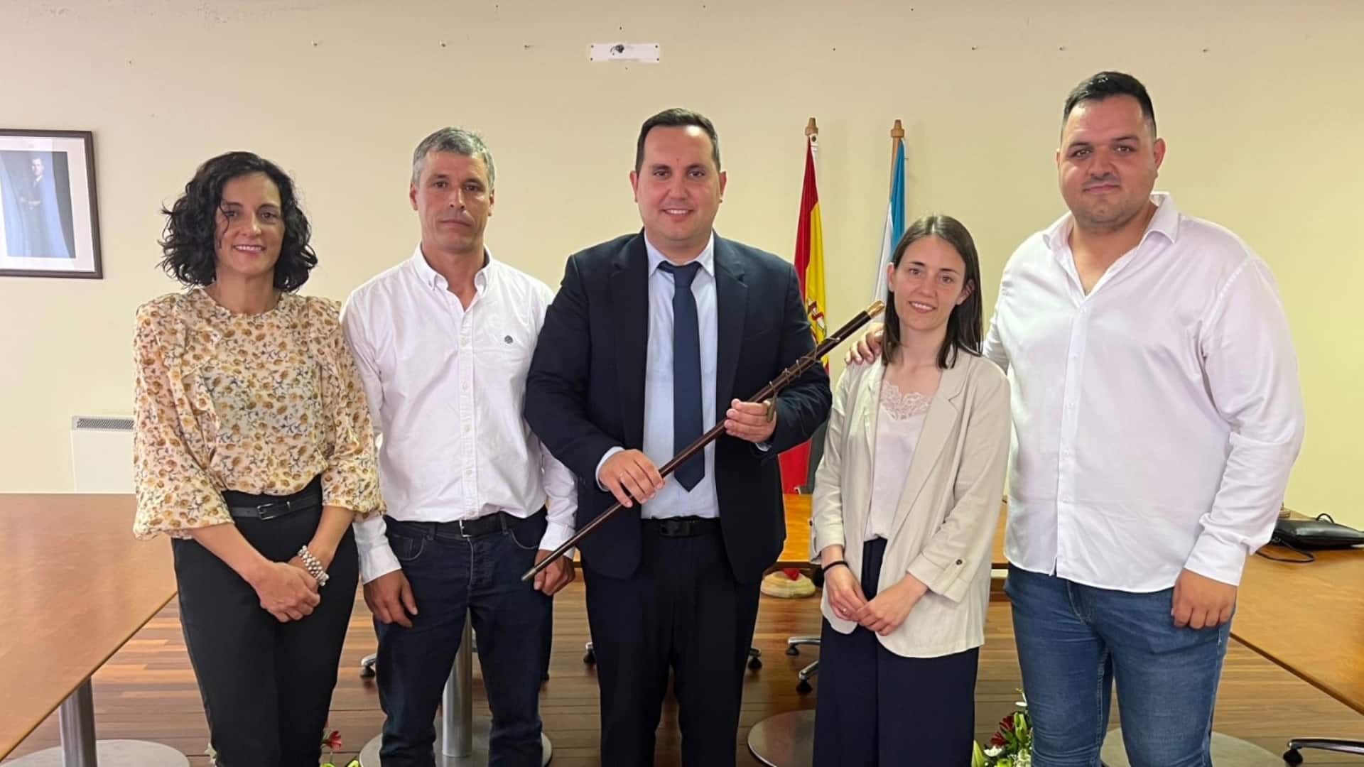 El Gobierno local de Muxía, con Patricia Domínguez, Javier Romar, el alcalde Iago Toba, Olalla Benlloch y Felipe Vilela | CONCELLO DE MUXÍA