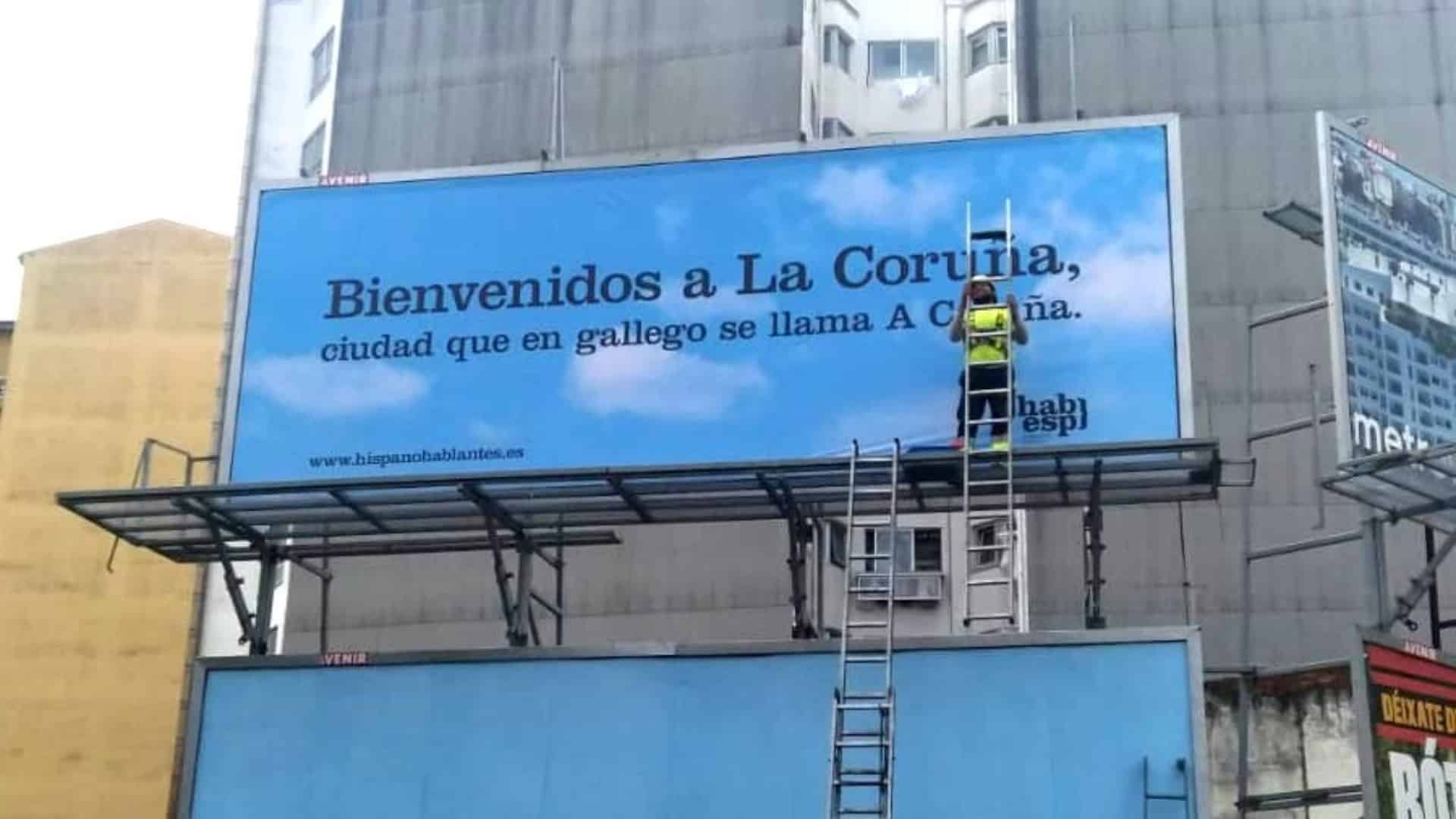 El cartel instalado por Hablamos Español en A Coruña | A MESA POLA NORMALIZACIÓN LINGÜÍSTICA