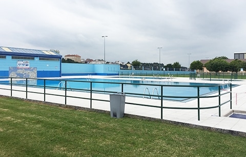Imagen de archivo de las piscinas exteriores de Frigsa