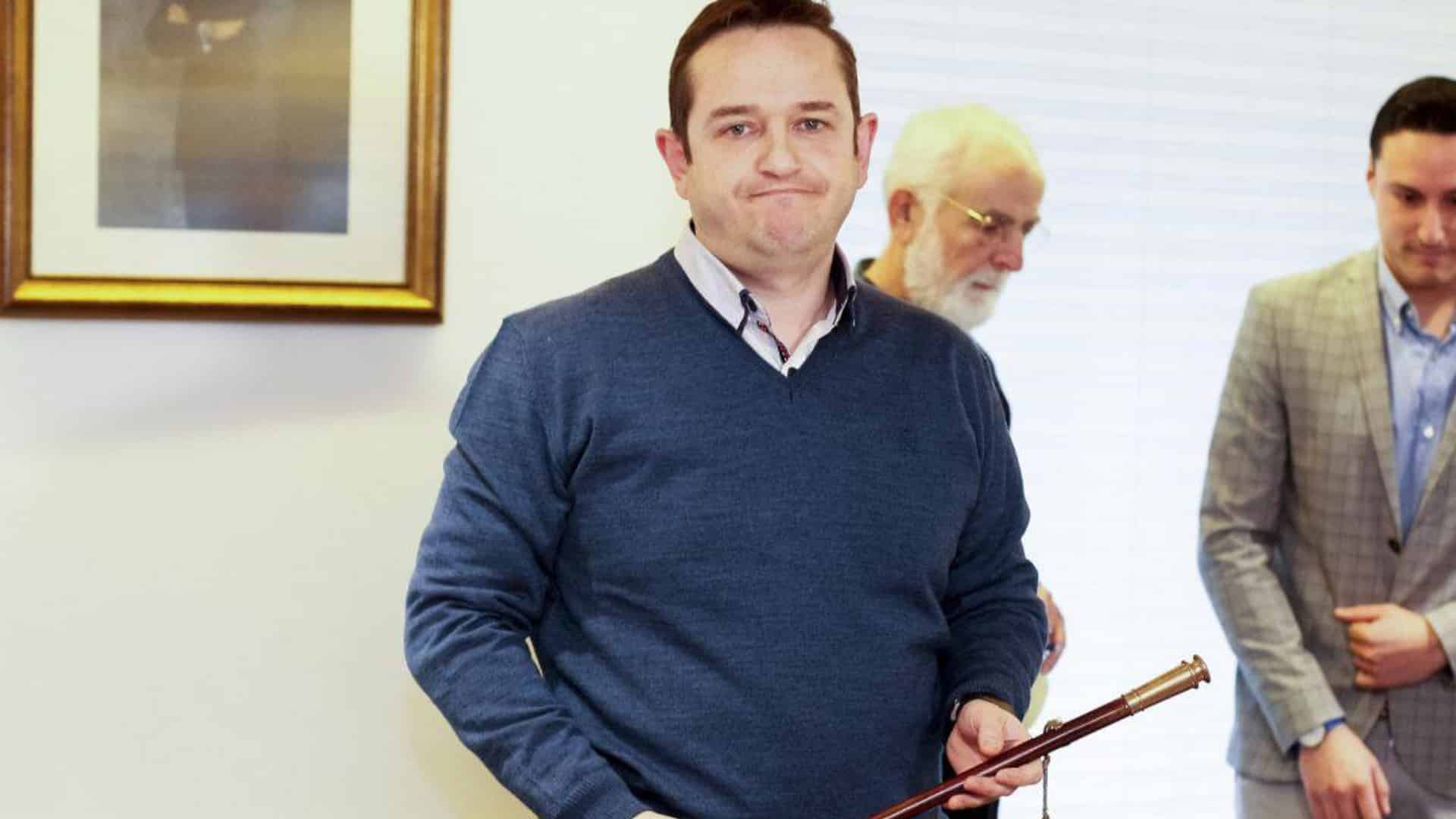 Juan Domingo de Deus recibiendo el bastón de mando de Mugardos en 2019 | EP