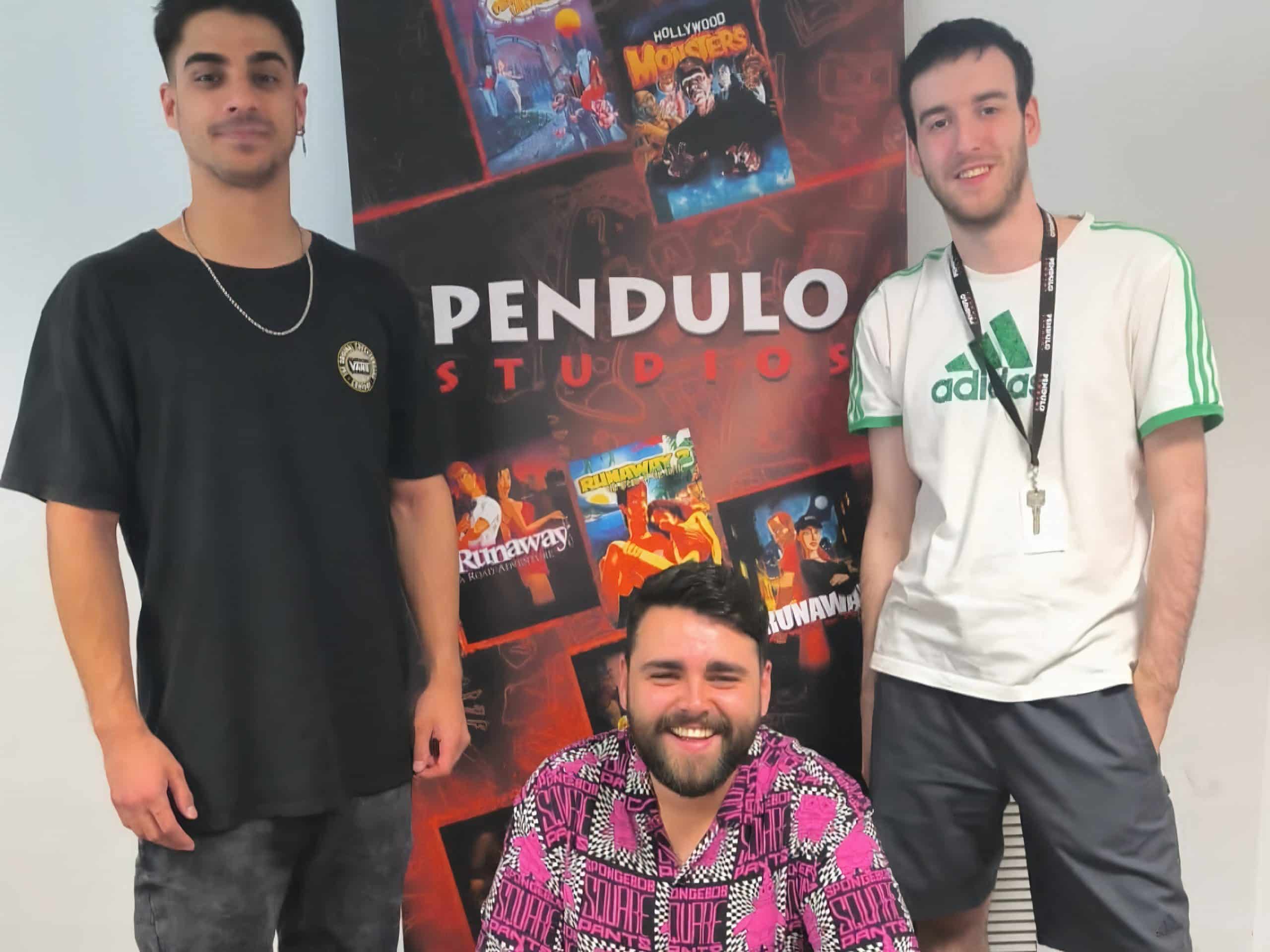 De izquierda la derecha, Pedro, Boris y Daniel, en las instalaciones de Péndulo Studio en Madrid donde realizan las prácticas del máster en Diseño, Desarrollo y Comercialización de Videojuegos que se imparte en la Escuela Politécnica de Ingeniería de Ferrol (EPEF).