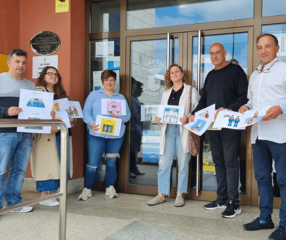 El alcalde y la impulsora del proyecta, presentaron algunos de los carteles que se instalarán por el municipio