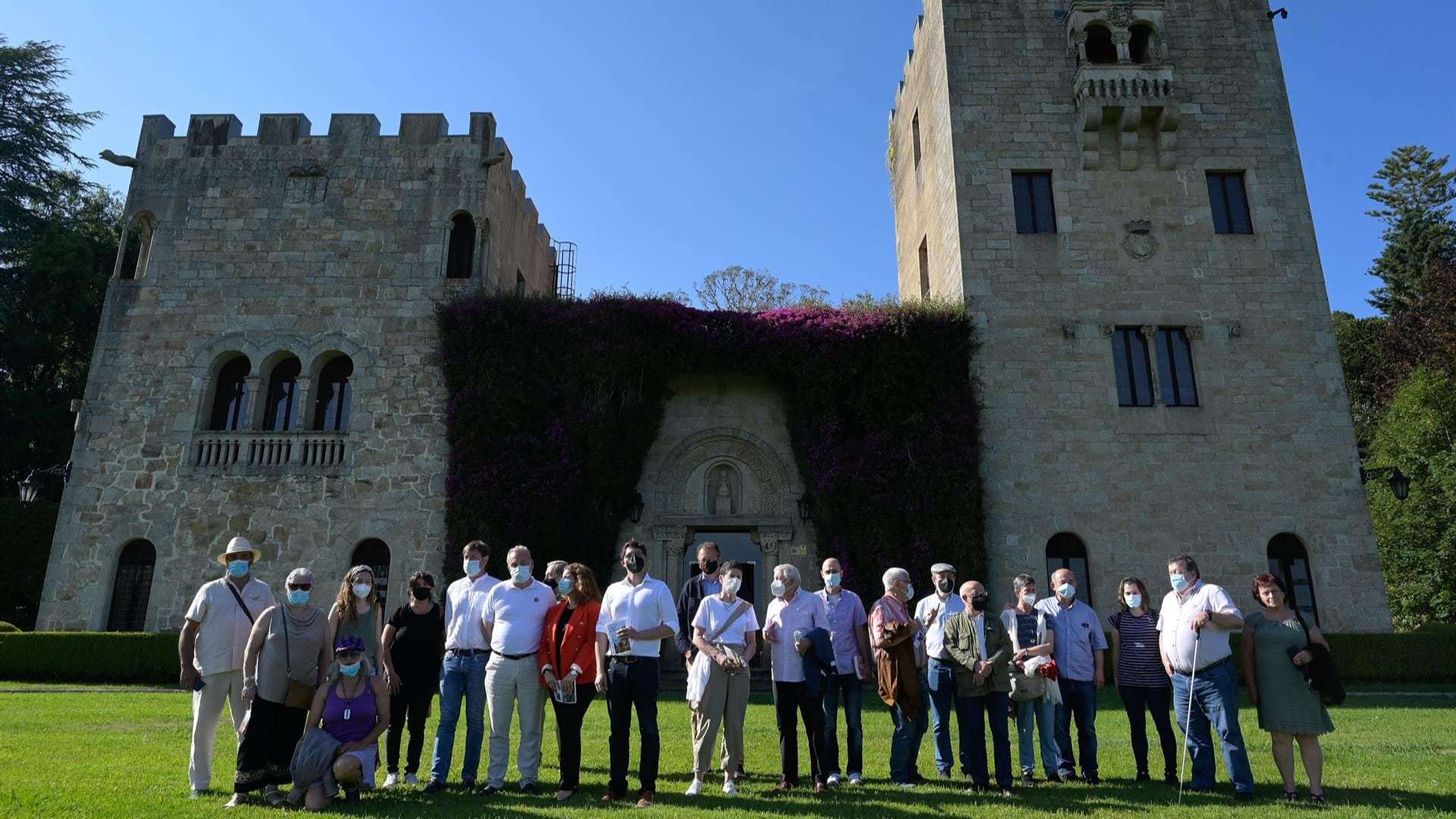 Representantes de colectivos de memoria histórica y víctimas del franquismo durante su visita a los jardines del Pazo de Meirás | EP