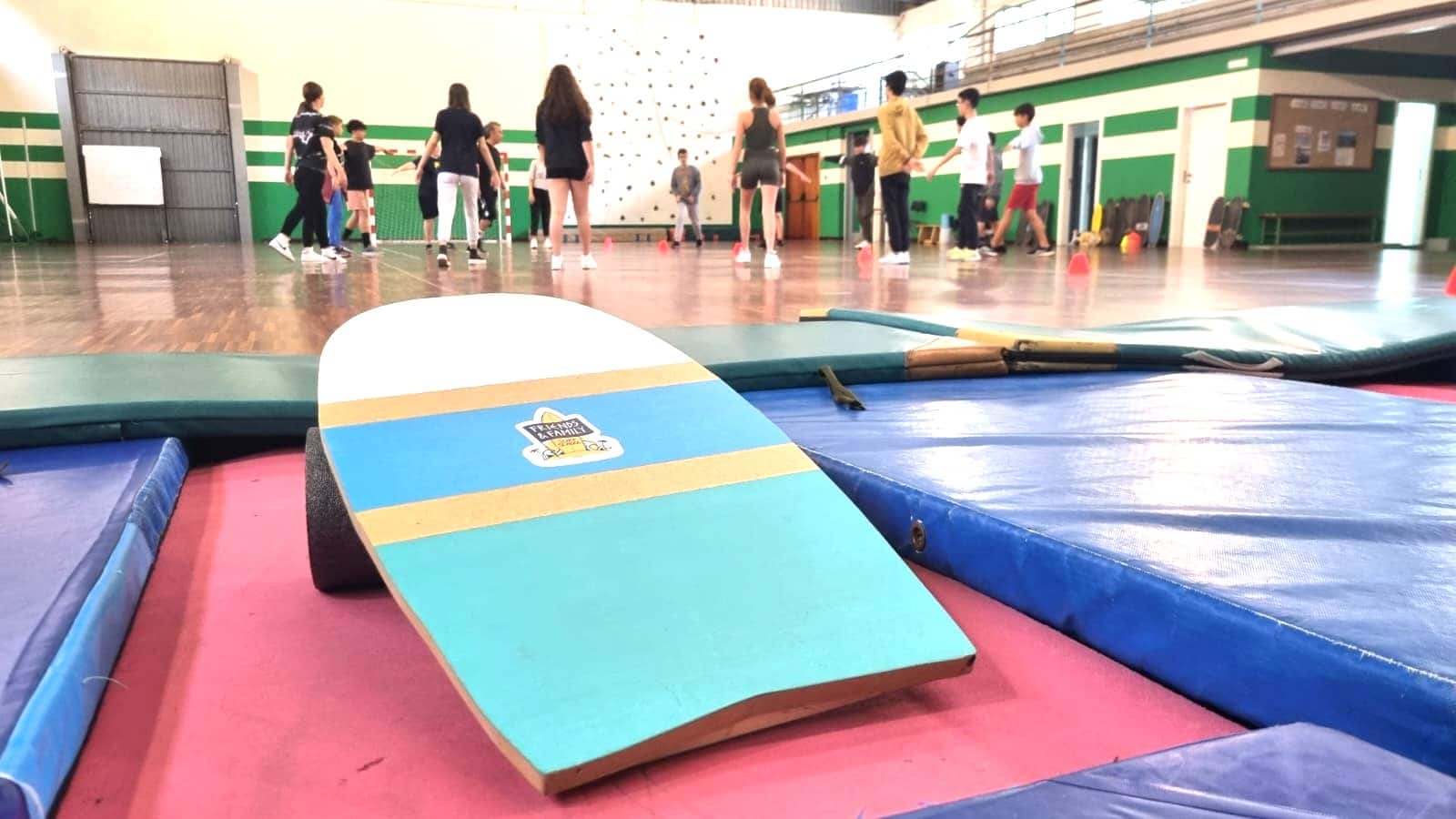 Clases de skatesurf en el pabellón del centro