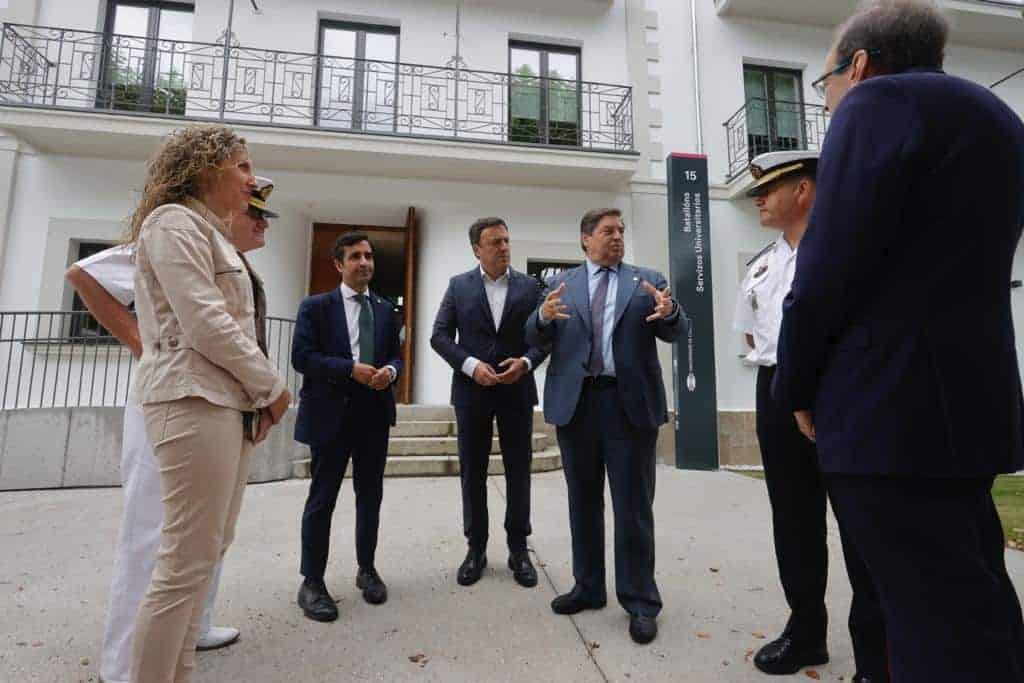 La ceremonia contó con la presencia del rector de la Universidad de A Coruña, Julio Abalde; el presidente en funciones de la Diputación de A Coruña, Valentín González Formoso y el alcalde de Ferrol, José Manuel Rey, entre otros