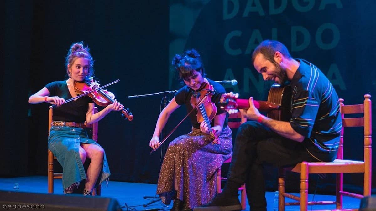 El grupo musical Caldo, integrado por María Jorge (violín), Anaïs Barbier (voz y pandereta) y Pedro Fariñas (guitarra) acerca la música tradicional a contextos sonoros contemporáneos a través de los instrumentos.