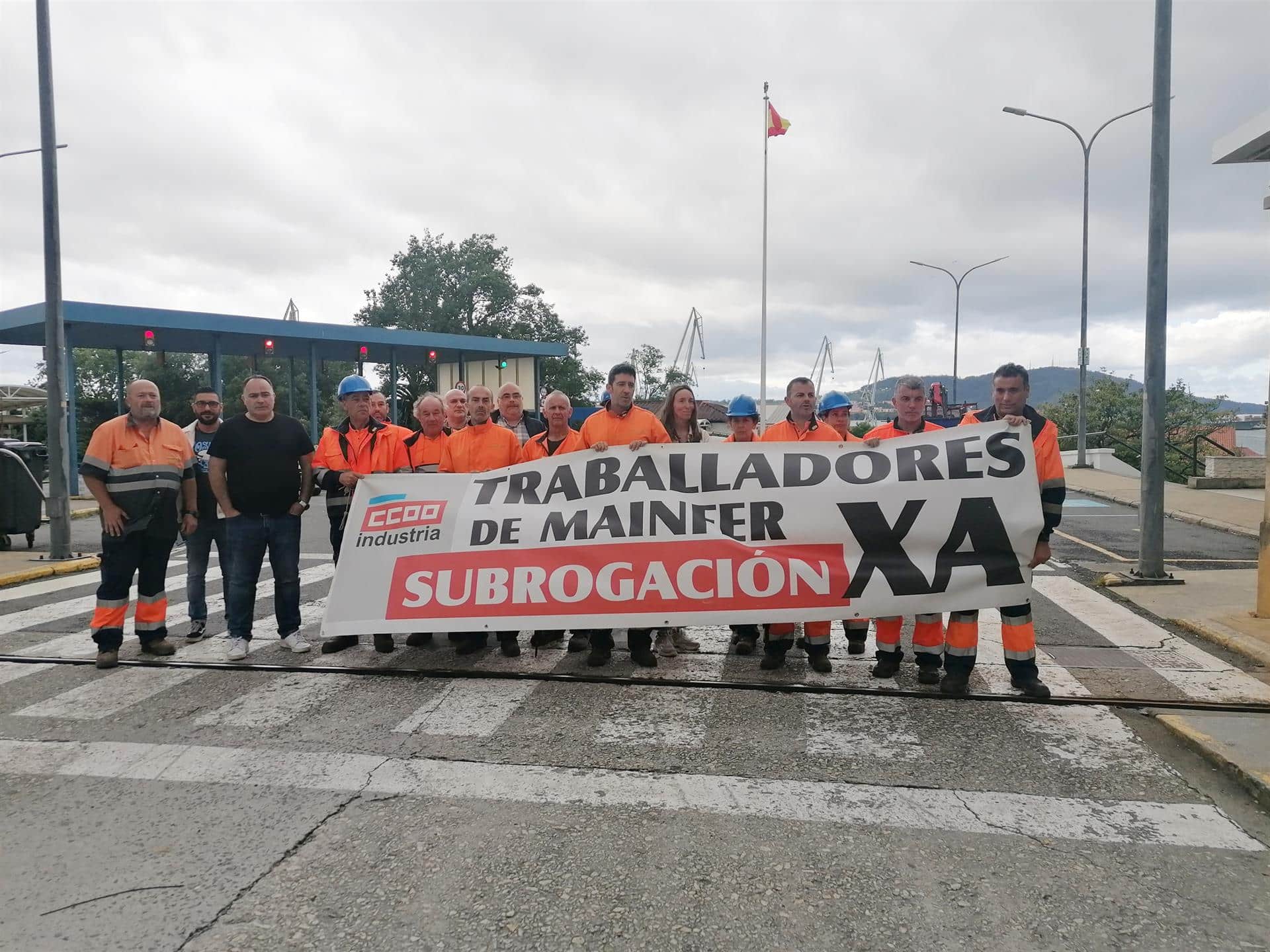 Los trabajadores de Mainfer ante la entrada de Navantia Ferrol - EUROPA PRESS