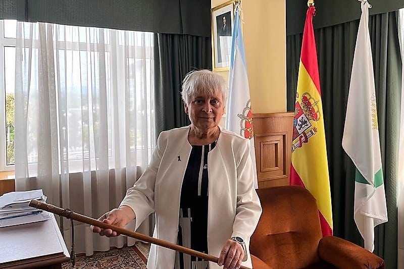 Elba Veleiro tomando el bastón de mando como alcaldesa de Vilalba | CONCELLO DE VILALBA