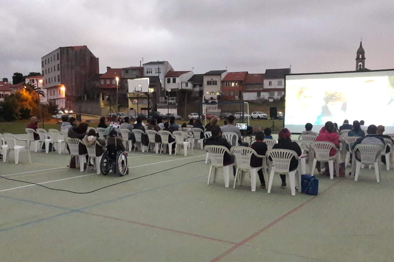 Archivo - Cine al aire libre en Neda