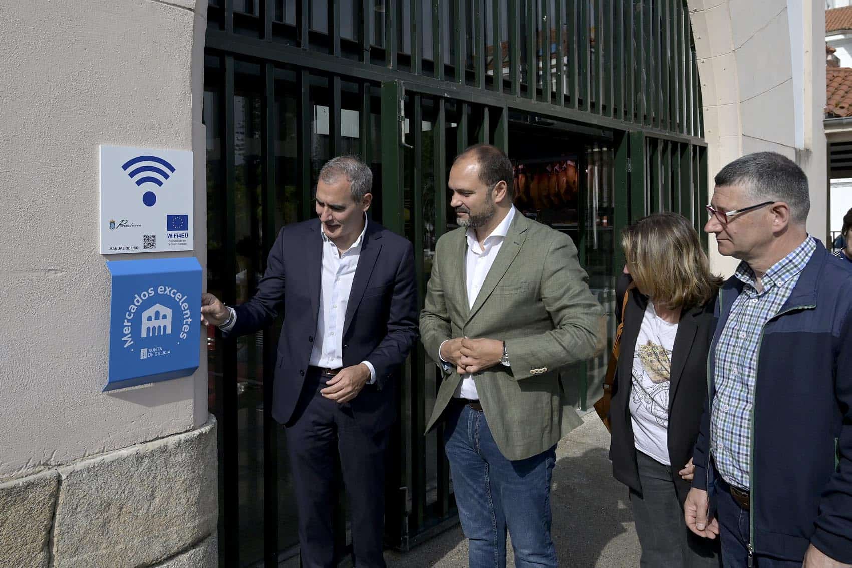 El alcalde de la villa, Bernardo Fernández, recibió el sello de manos del director general de Comercio y Consumo, Manuel Heredia