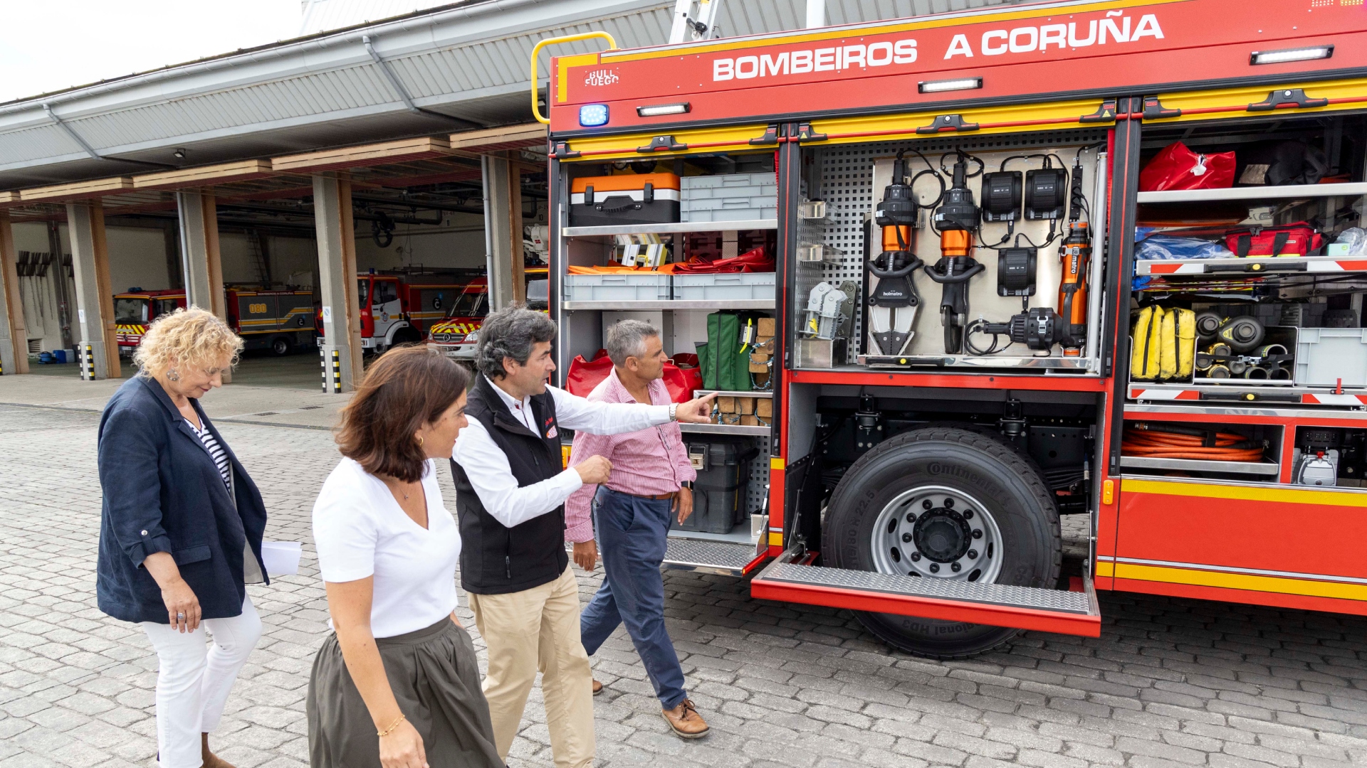 La visita de la alcaldesa de A Coruña, Inés Rey, a las instalaciones de los bomberos | CONCELLO DA CORUÑA