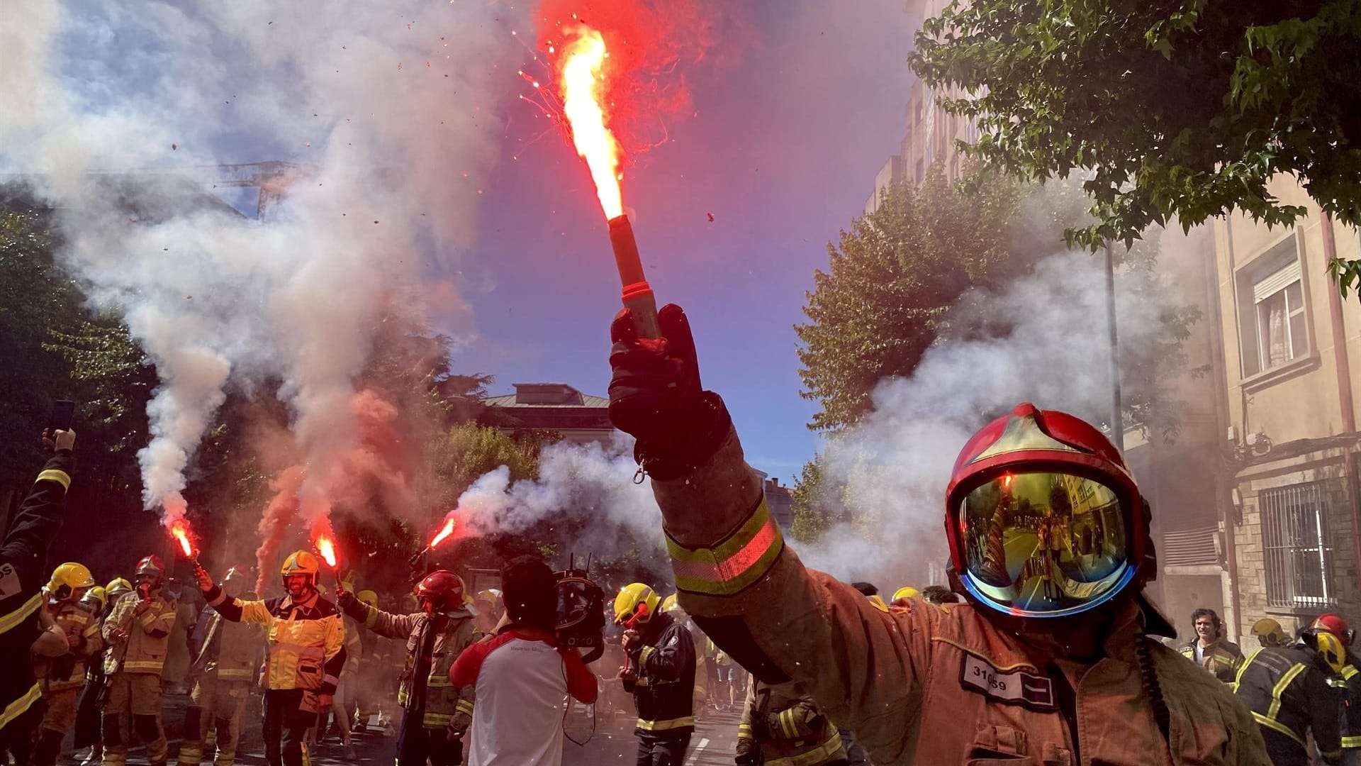 La protesta de los bomberos comarcales en Santiago | EP