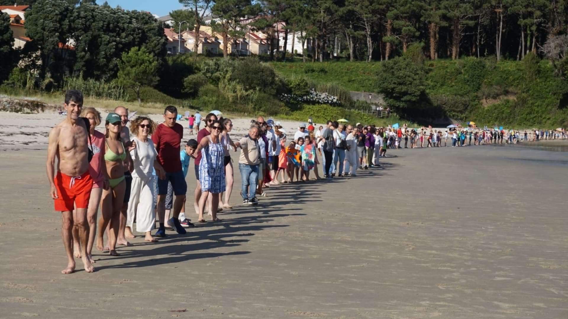 La cadena humana convocada por la Plataforma Reiseñores NEE/NEAE Costa da Morte en la playa de Sardiñeiro, en Fisterra | CEDIDA