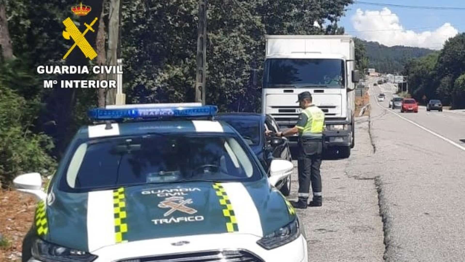 Imagen de archivo de un control de la Guardia Civil de Tráfico | GUARDIA CIVIL