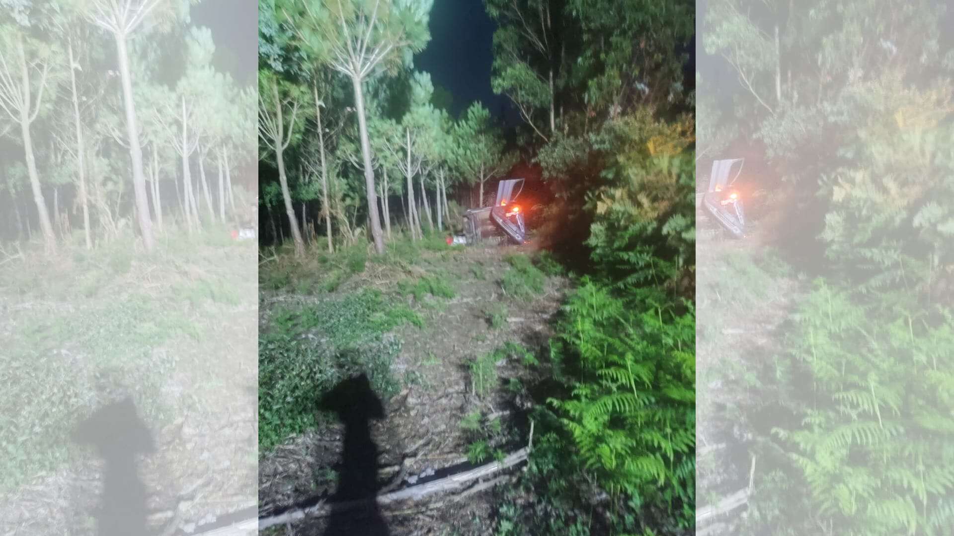 El vehículo volcado en Dumbría | ADC BOMBEIROS DA COSTA DA MORTE